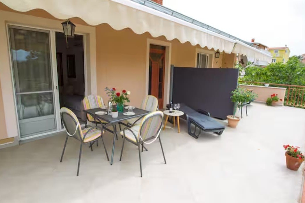 Jednosobni apartman s terasom i pogledom na more Pakoštane, Biograd  A-a