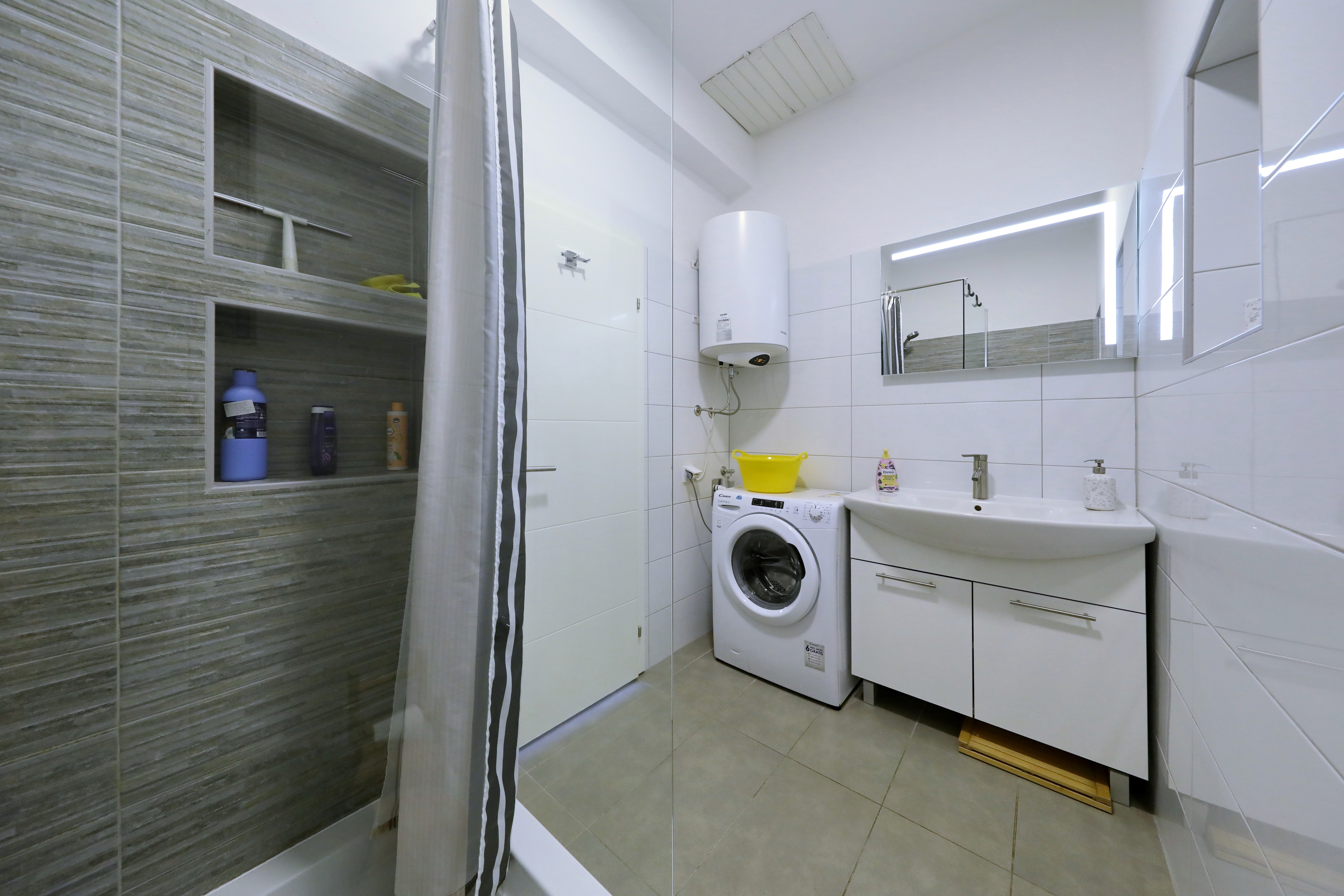 Two bedroom apartment near beach Mandre, Pag  A-a