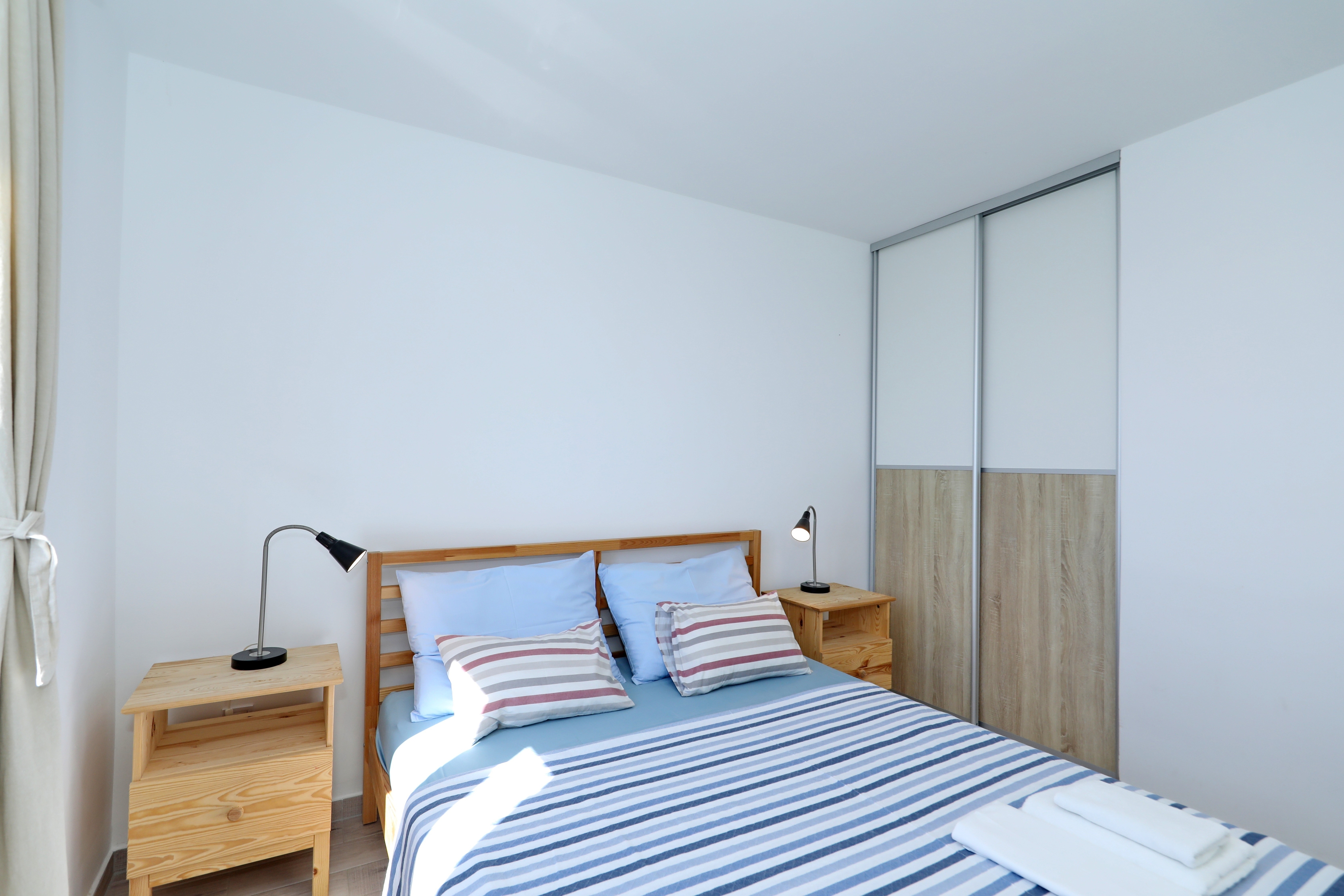 Two bedroom apartment near beach Mandre, Pag  A-a