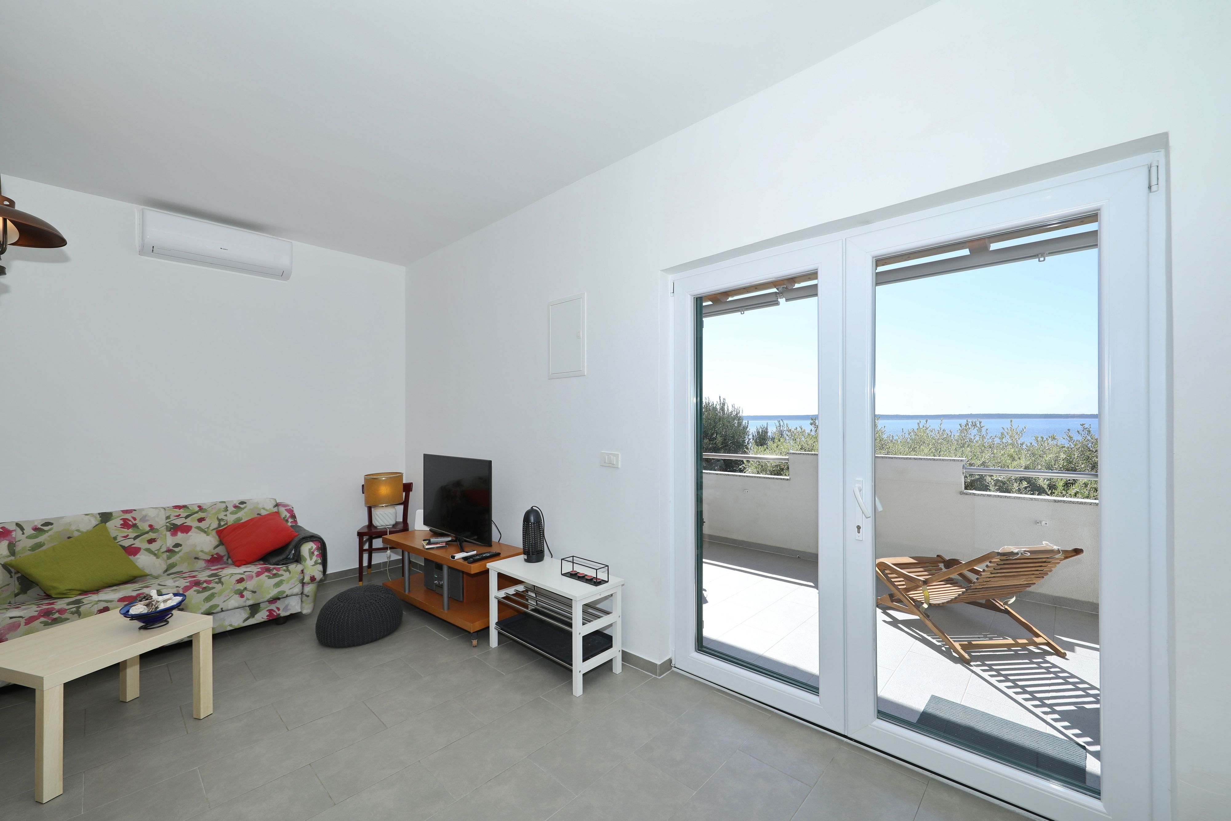Two bedroom apartment near beach Mandre, Pag  A-a