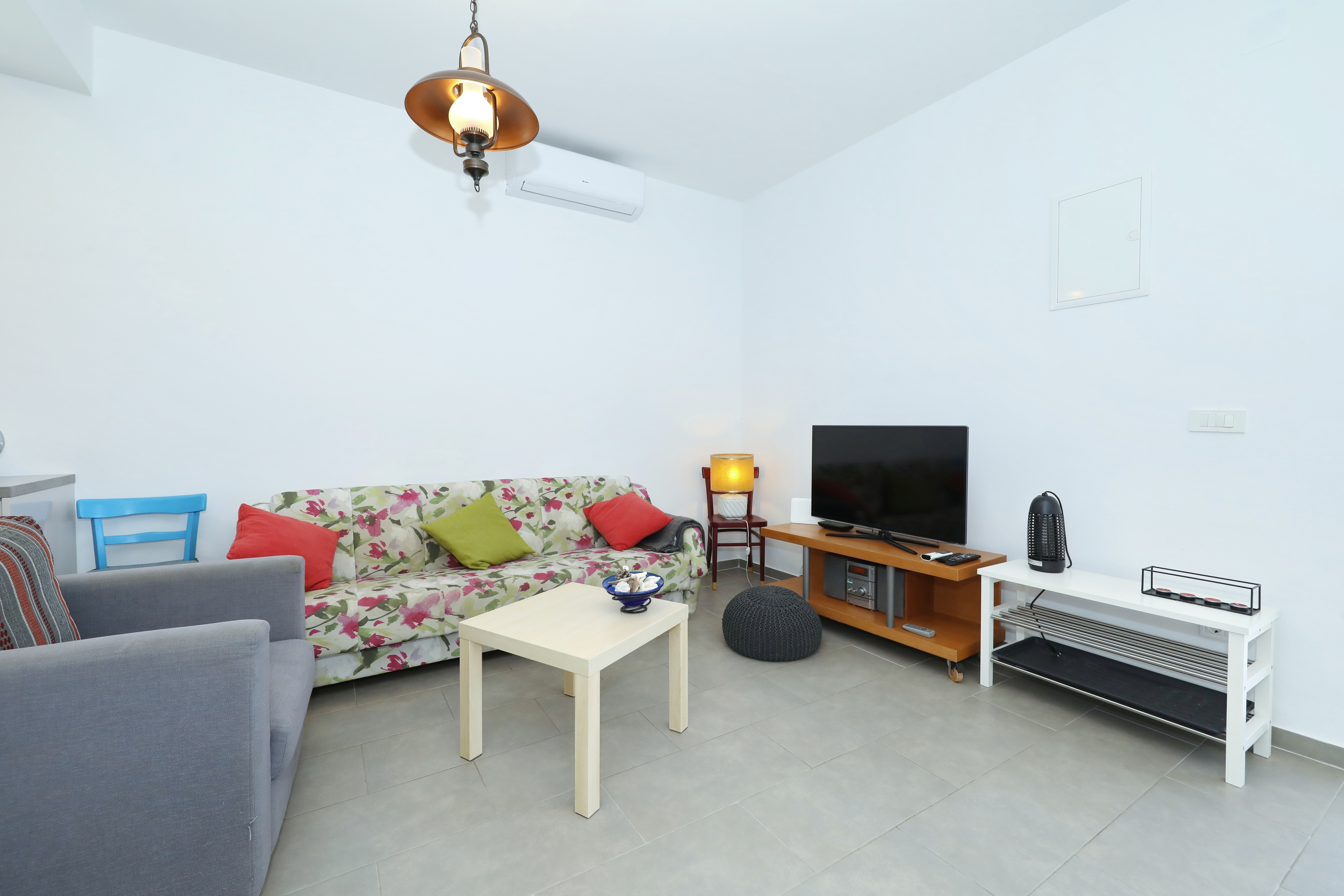 Two bedroom apartment near beach Mandre, Pag  A-a