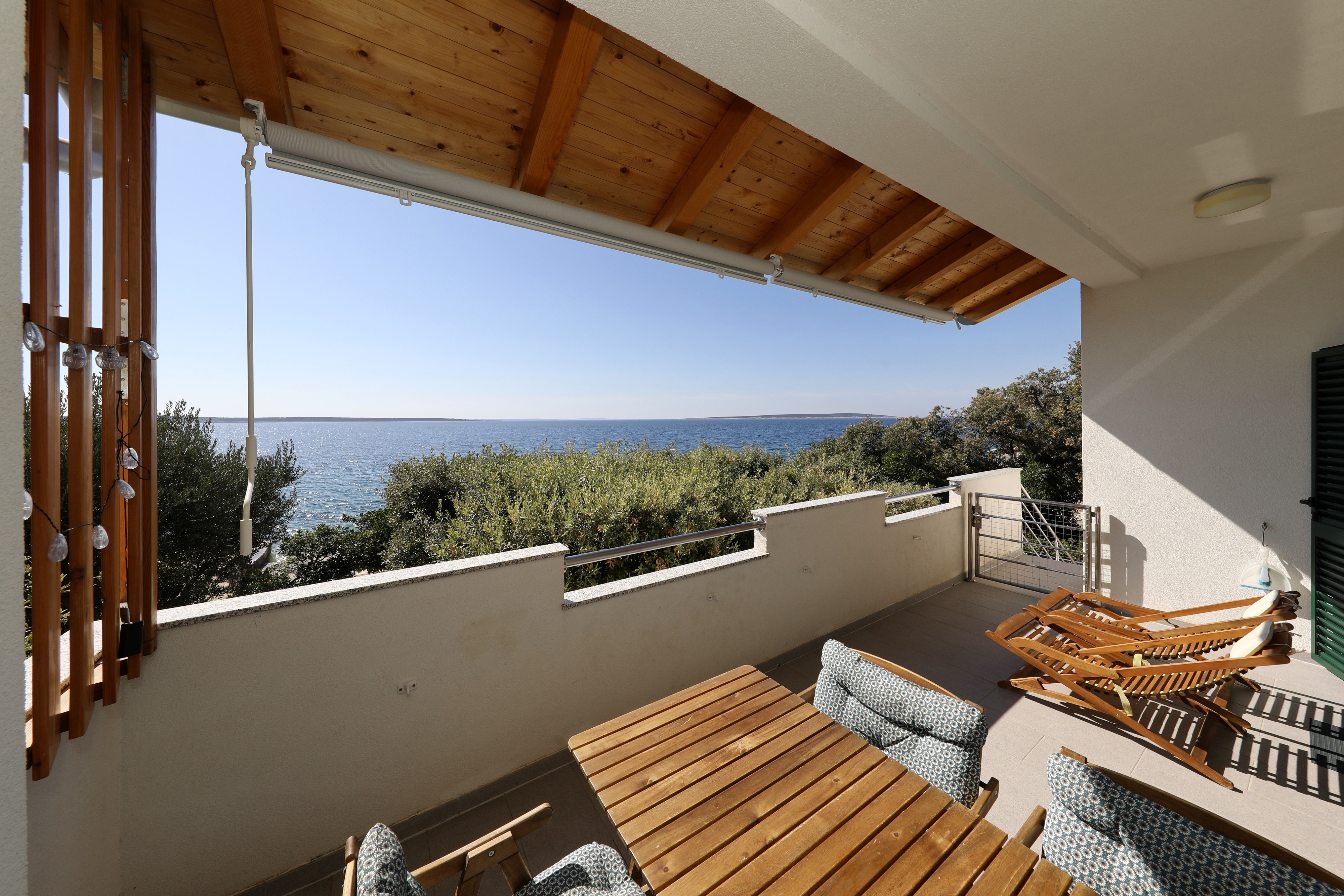 Two bedroom apartment near beach Mandre, Pag  A-a