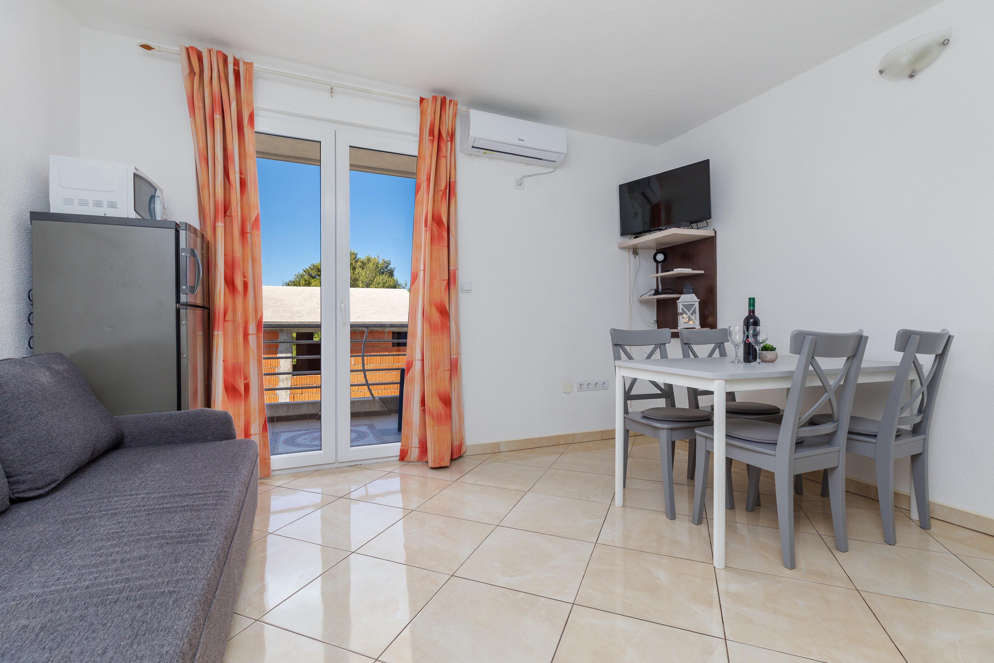 One bedroom apartment with balcony and sea view Lokva Rogoznica, Omiš (A-24321-b)