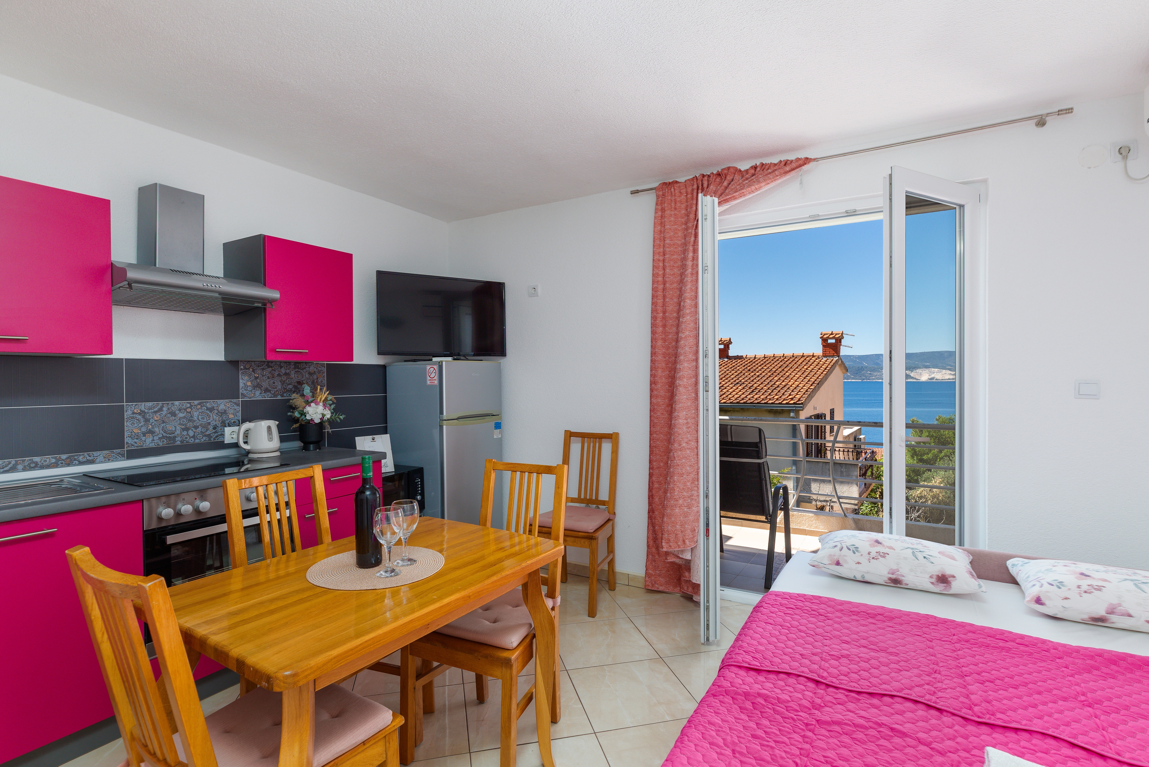 One bedroom apartment with balcony and sea view Lokva Rogoznica, Omiš (A-24321-c)