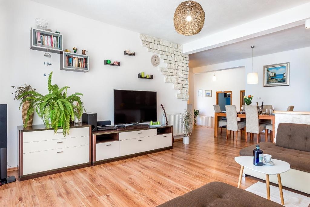 Three bedroom house with terrace Vrpolje, Šibenik (K-24345)