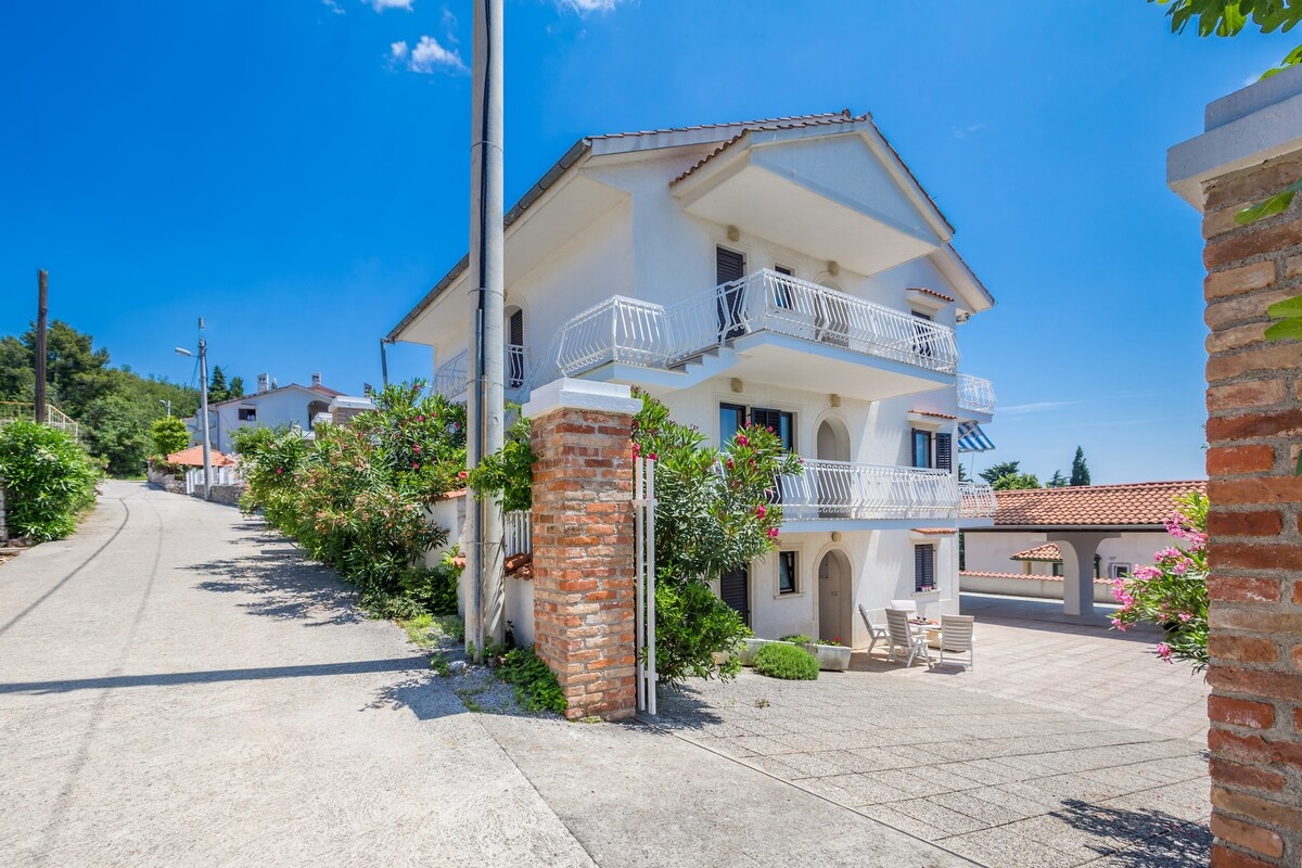Dvosobni apartman s balkonom i pogledom na more Omišalj, Krk  A-a