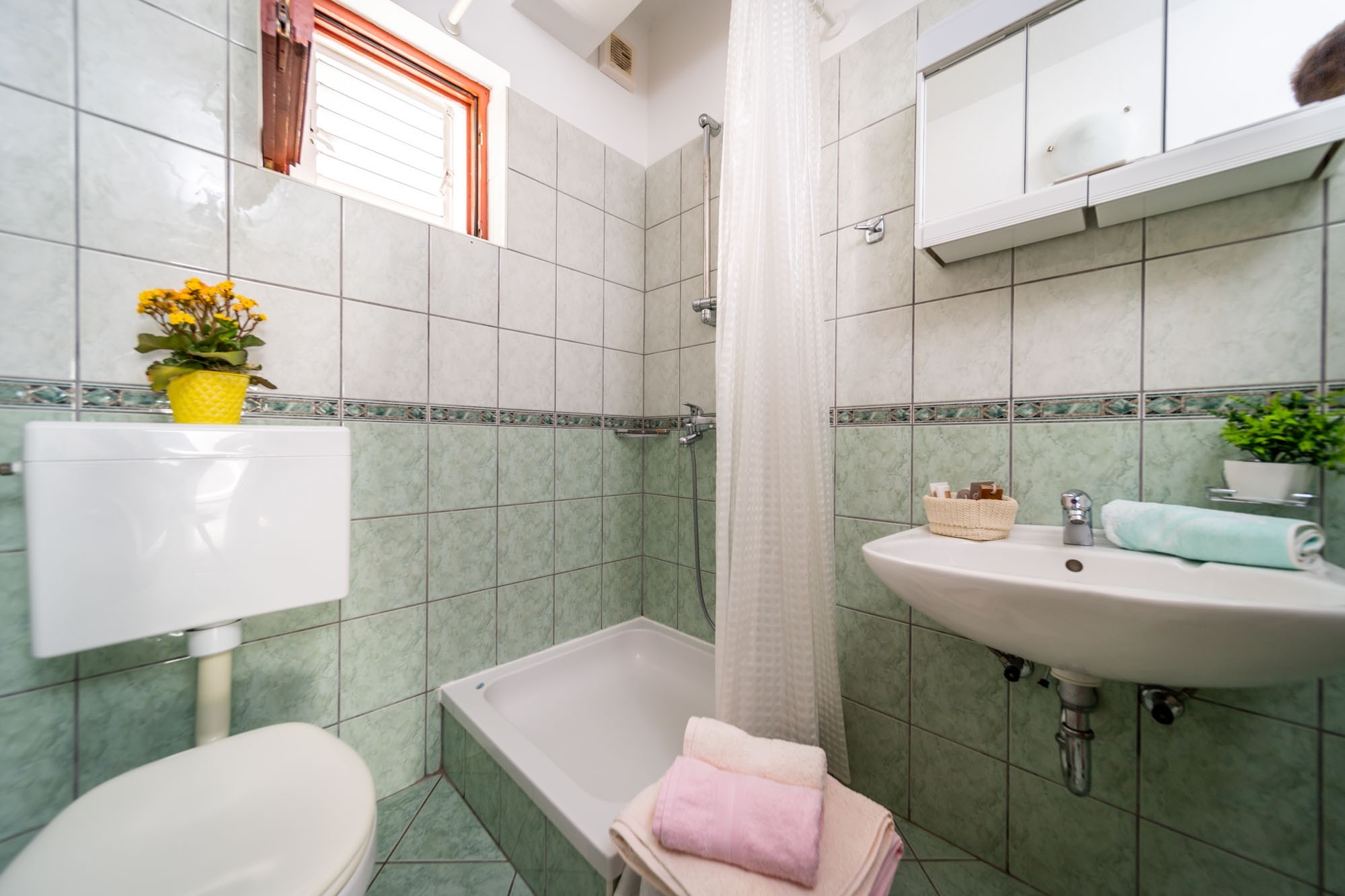 Dvosobni apartman s terasom i pogledom na more Rab  A-a