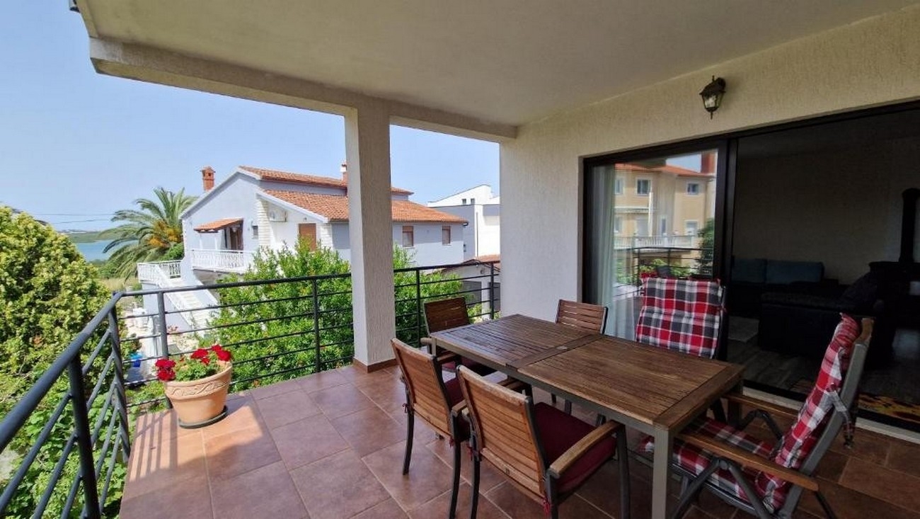 Three bedroom apartment with terrace and sea view Medulin (A-24398-a)