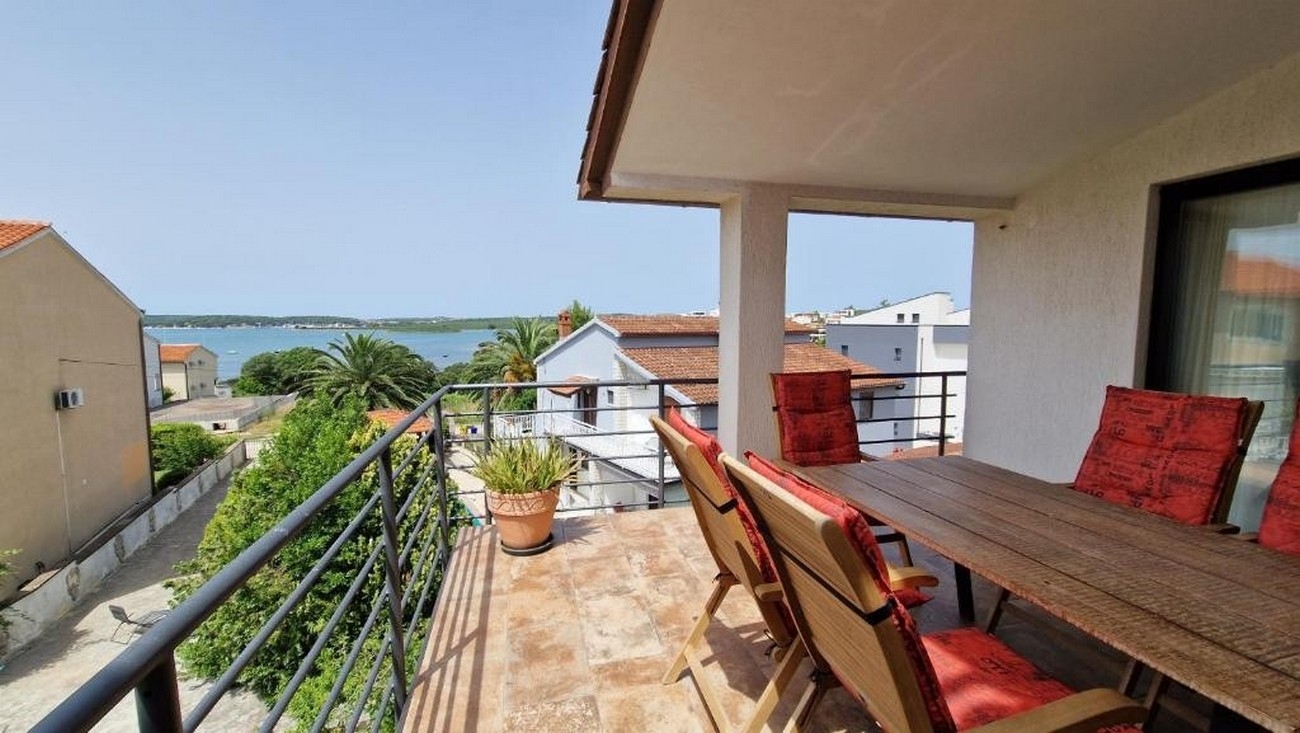 Trosobni apartman s terasom i pogledom na more Medulin  A-a