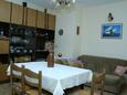 Komiža, Dining room in the apartment, air condition available, (pet friendly) and WiFi.