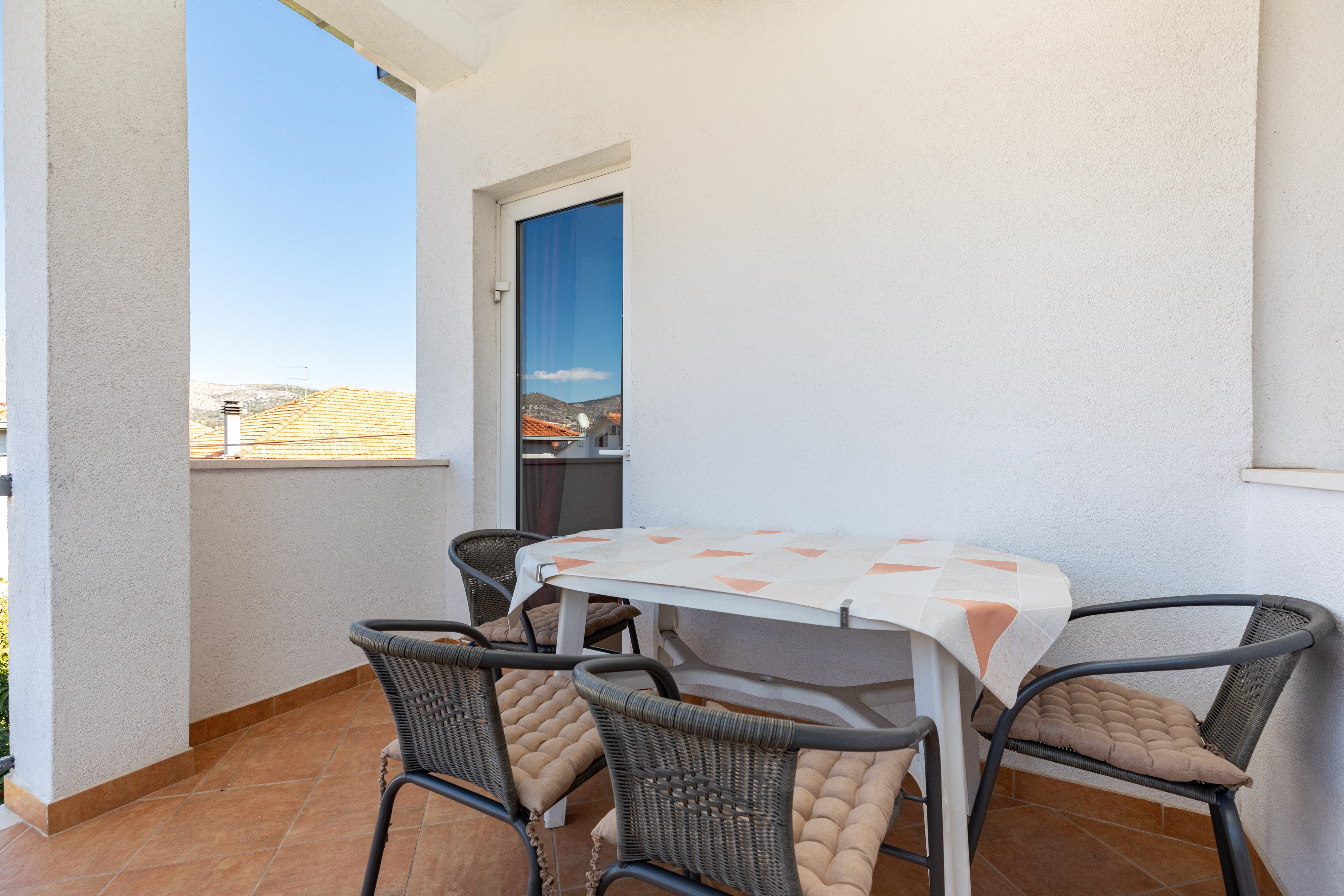 Enosobni apartma S teraso in pogledom na morje Trogir  A-a