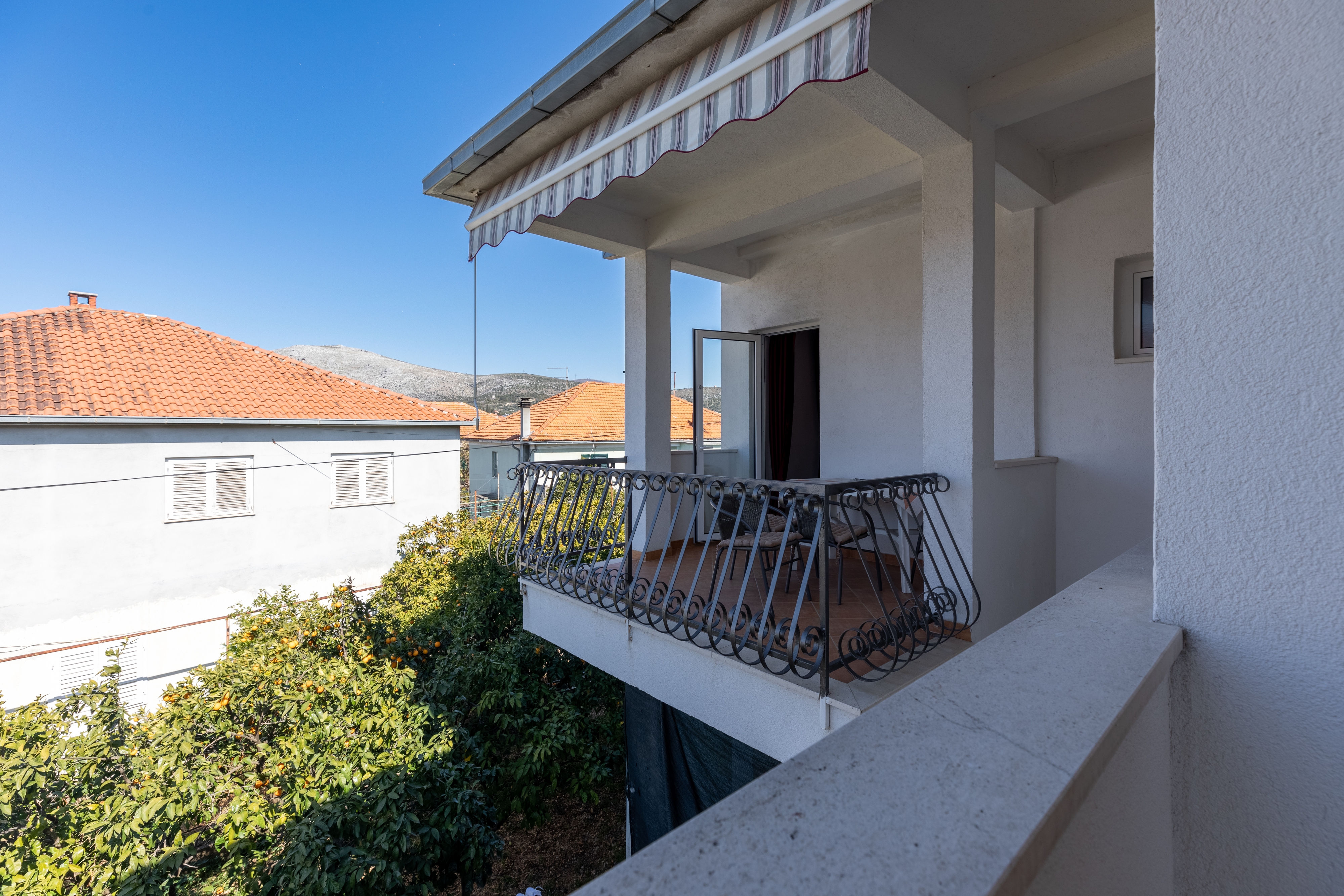 Enosobni apartma S teraso in pogledom na morje Trogir  A-a