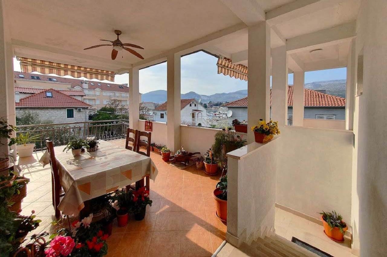 One bedroom apartment with terrace and sea view Trogir  A-a