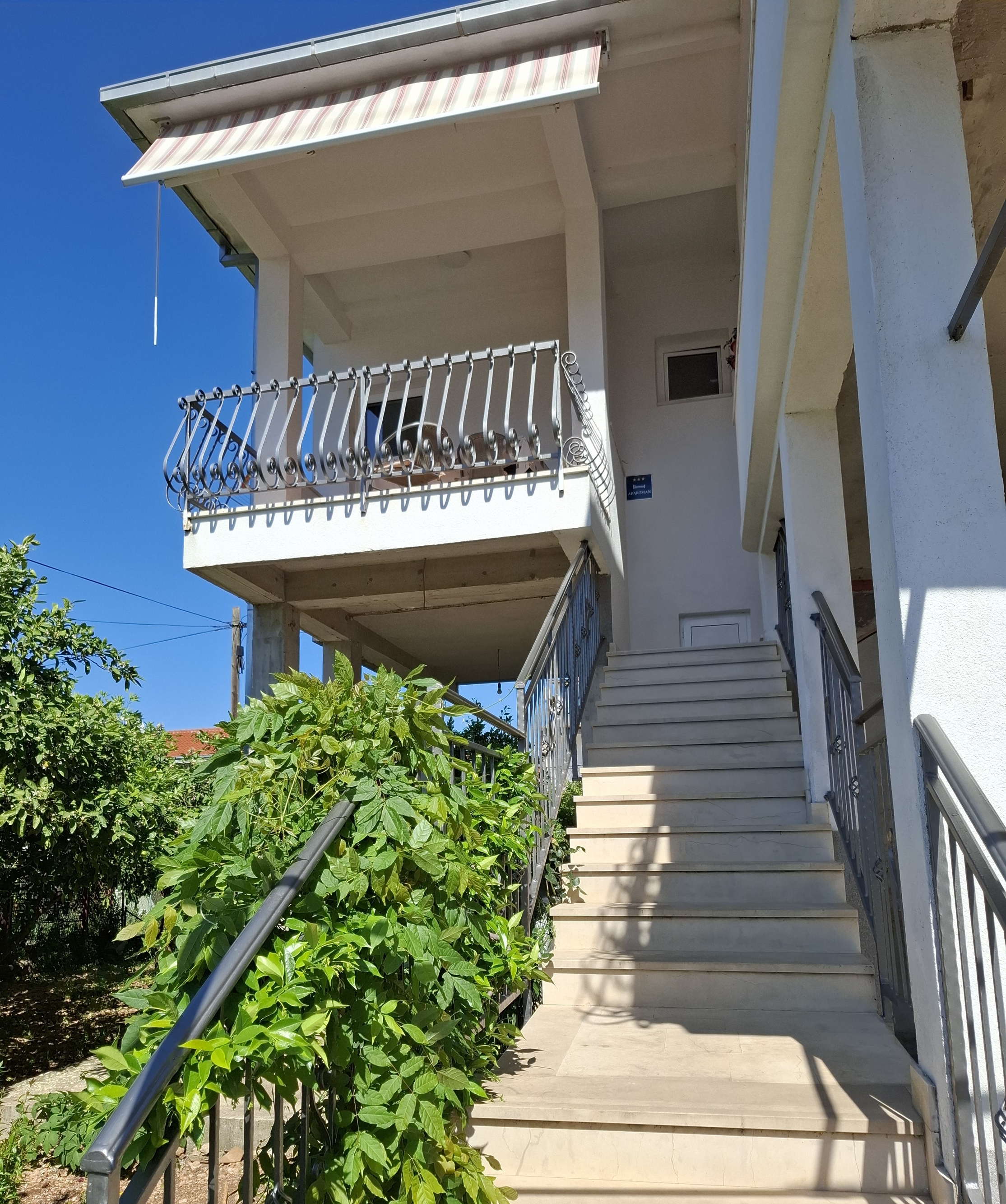 Enosobni apartma S teraso in pogledom na morje Trogir  A-a