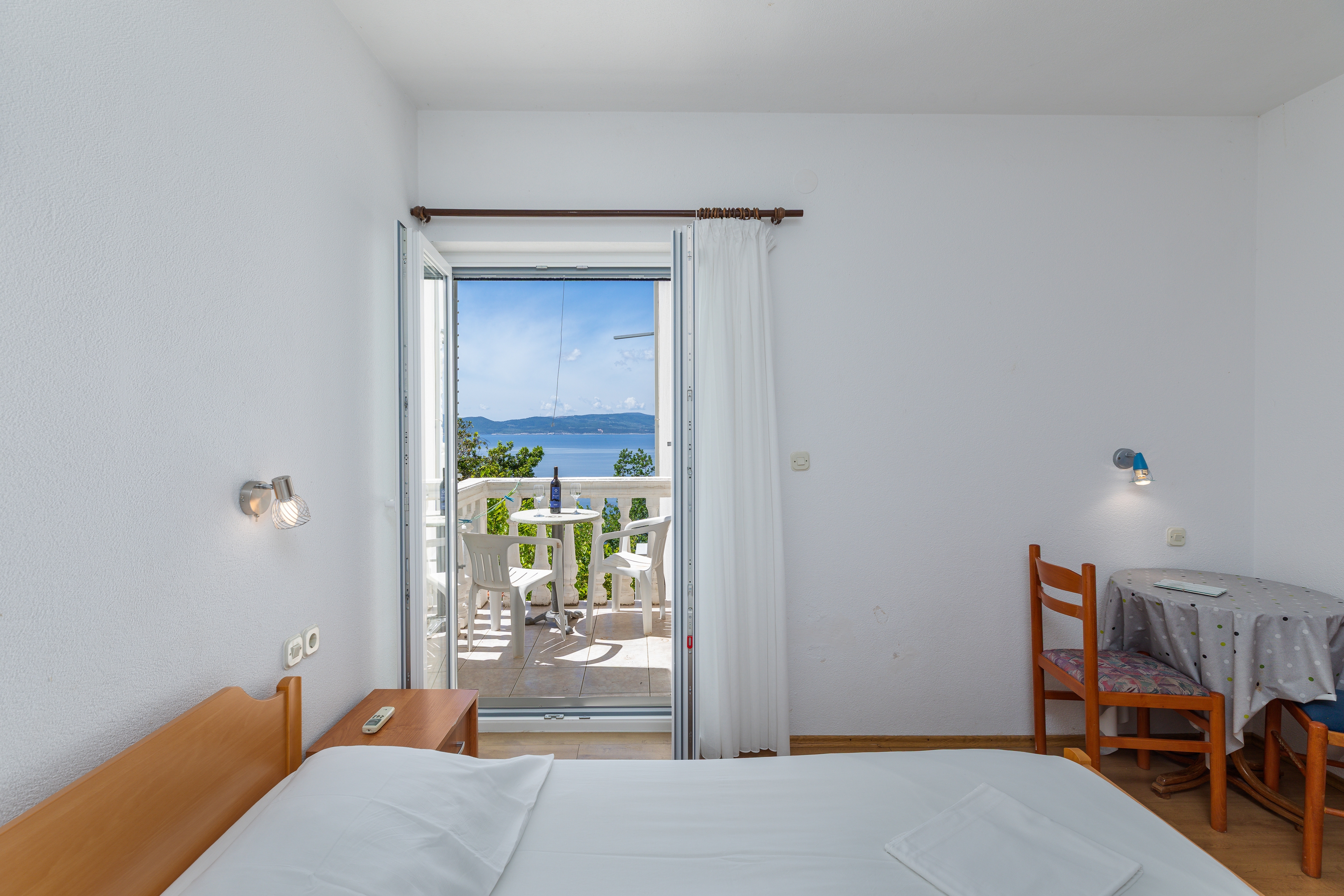 Room with balcony and sea view Brela, Makarska (S-24416-b) Room with balcony and sea view Brela, Makarska (S-24416-b)