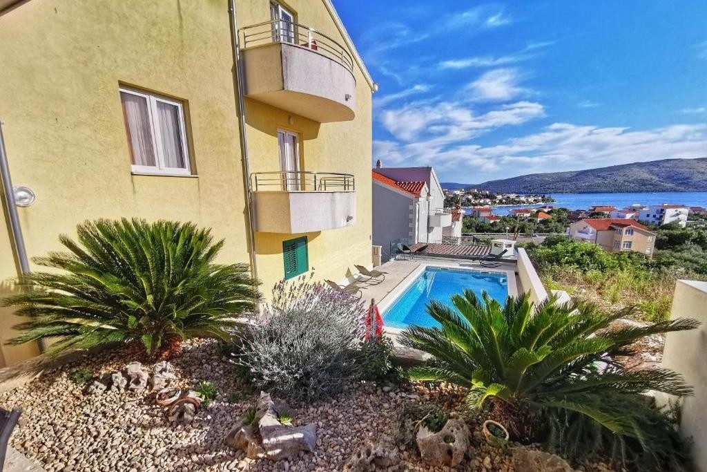 Dvosobni apartman s terasom i pogledom na more Seget Vranjica, Trogir  A-b