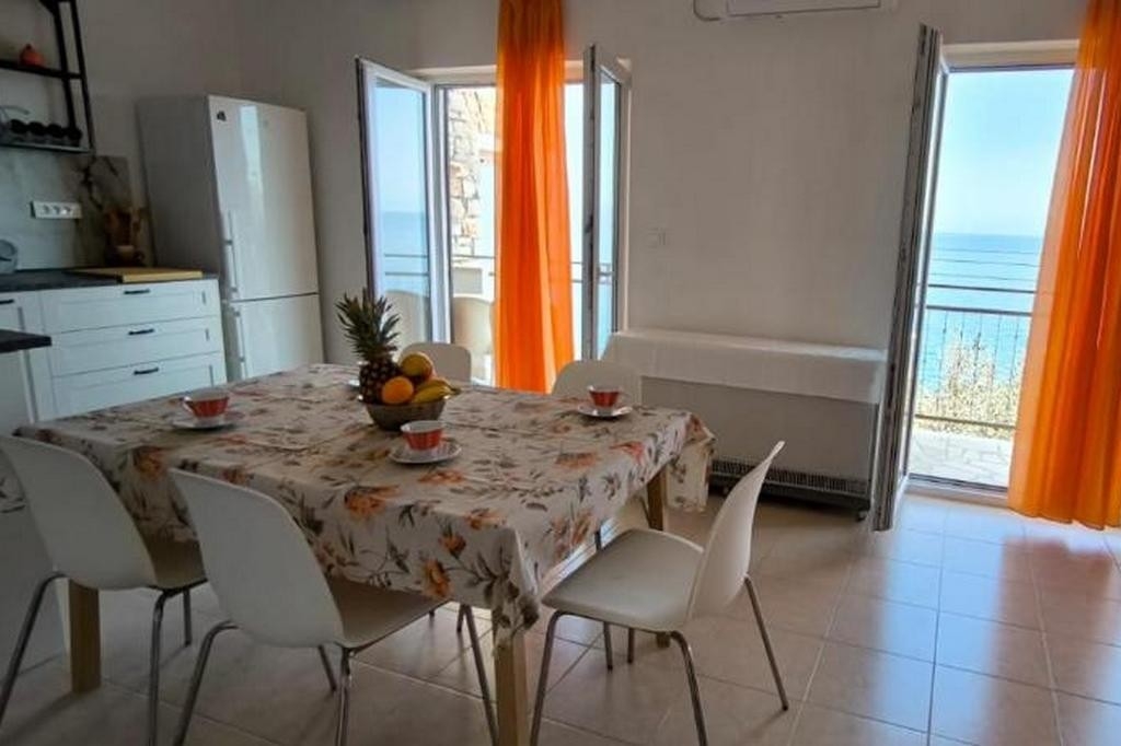 Dvosobni apartma ob morju Stomorska, Šolta  A-a