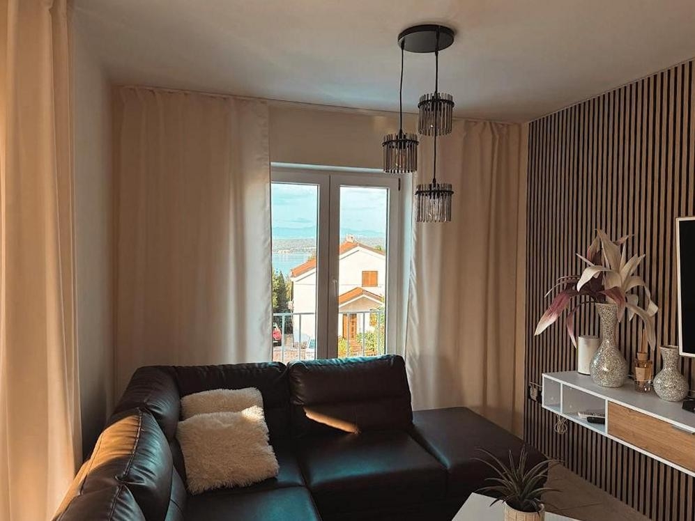 Dvosobni apartman s terasom i pogledom na more Vantačići, Krk  A-a