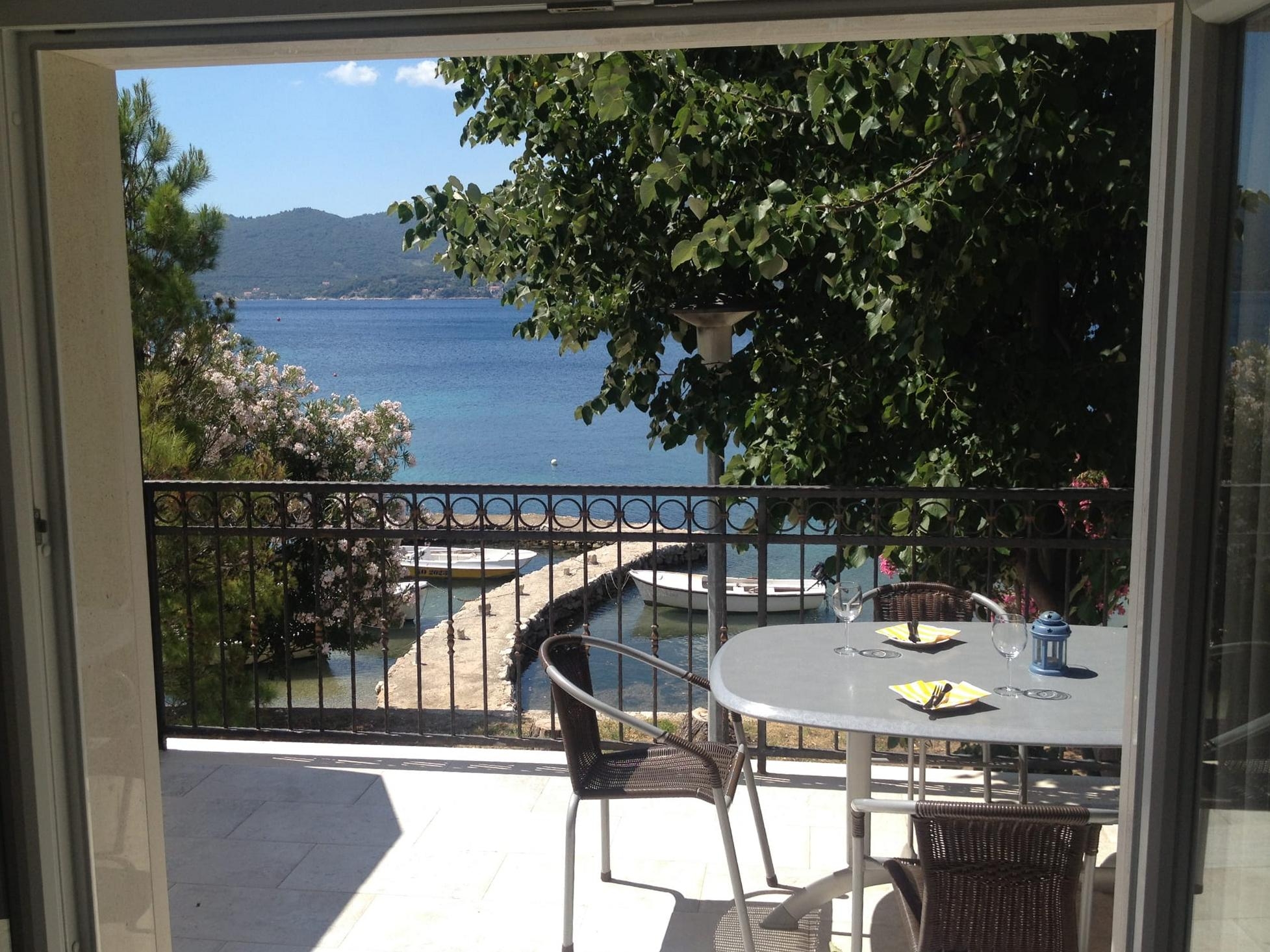 One bedroom apartment with terrace and sea view Viganj, Pelješac (A-24522-a)