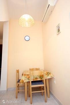 Dining room Vis, Dining room in the apartment, dostupna klima i WIFI.