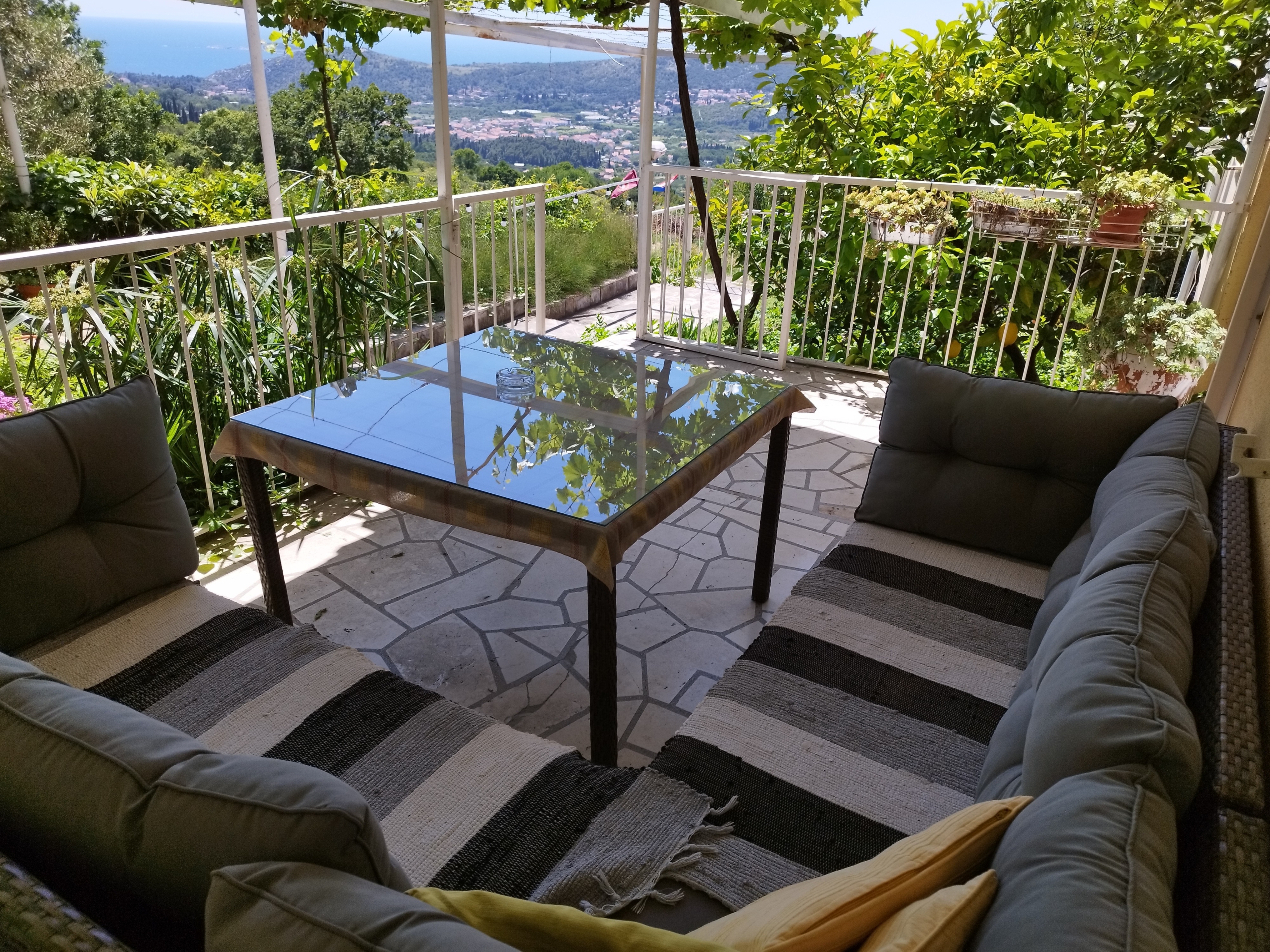 Dvosobni apartma S teraso in pogledom na morje Buići, Dubrovnik  A-a