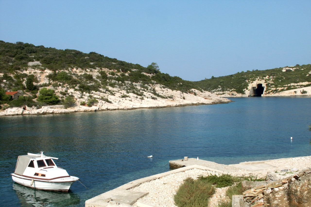 Three bedroom apartment near beach Cove Rogačić, Vis  A-a