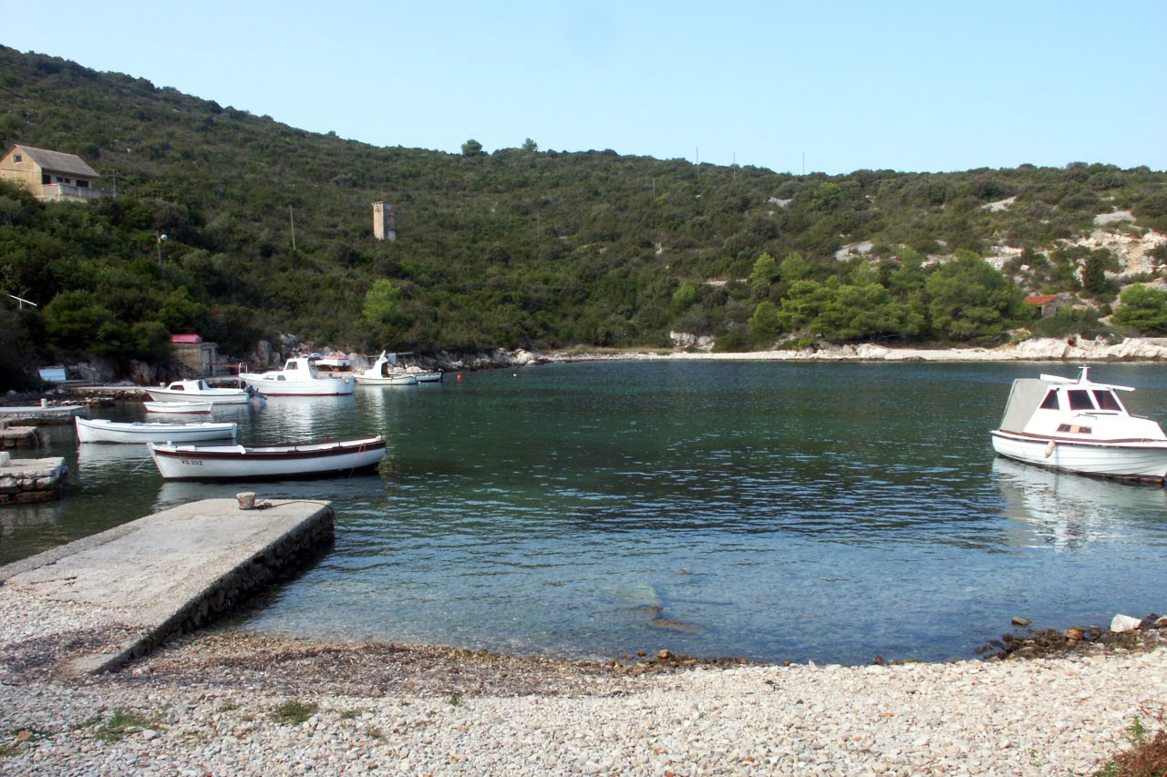 One bedroom apartment near beach Cove Rogačić, Vis  A-b
