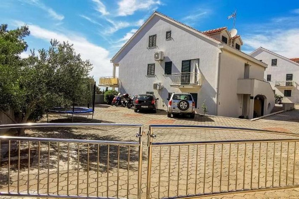 Four-bedroom house with terrace and sea view Milna, Brač (K-24609)