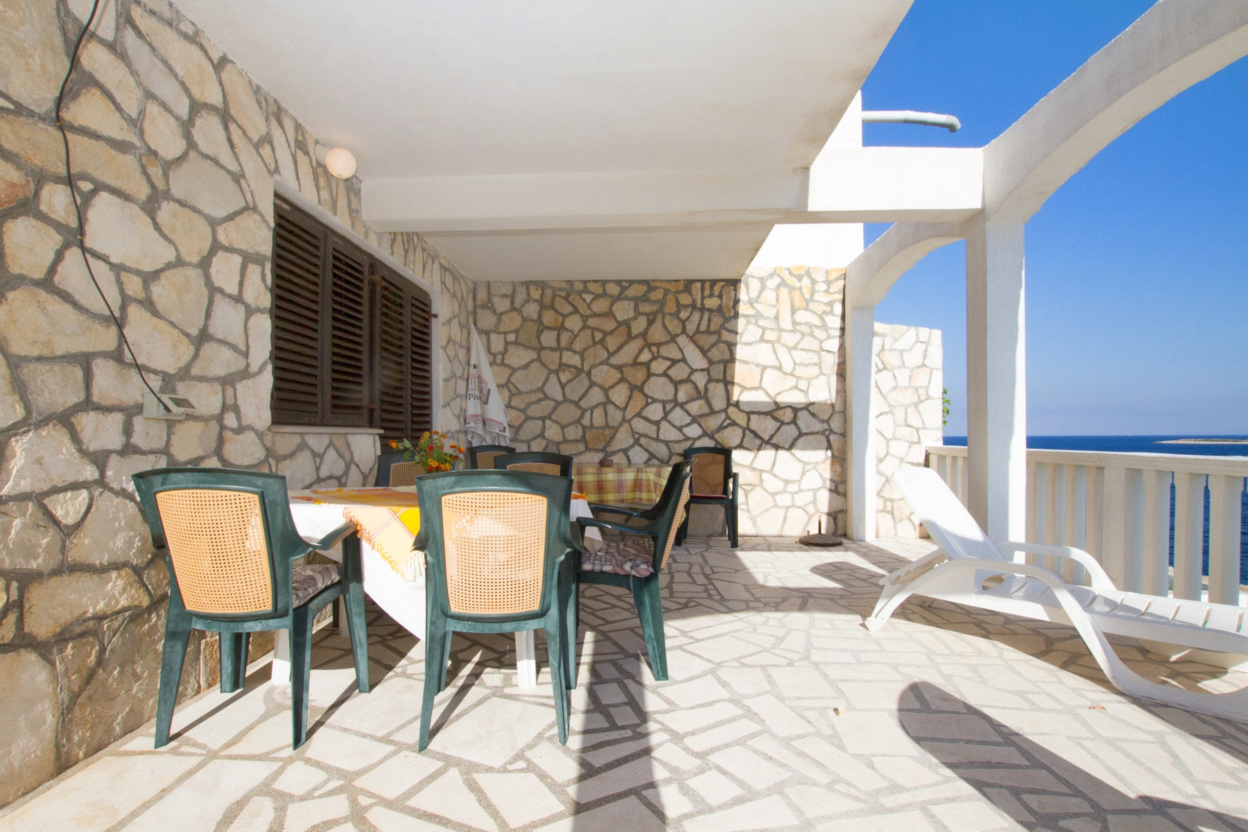 One bedroom apartment near beach Milna, Vis (A-2461-a)