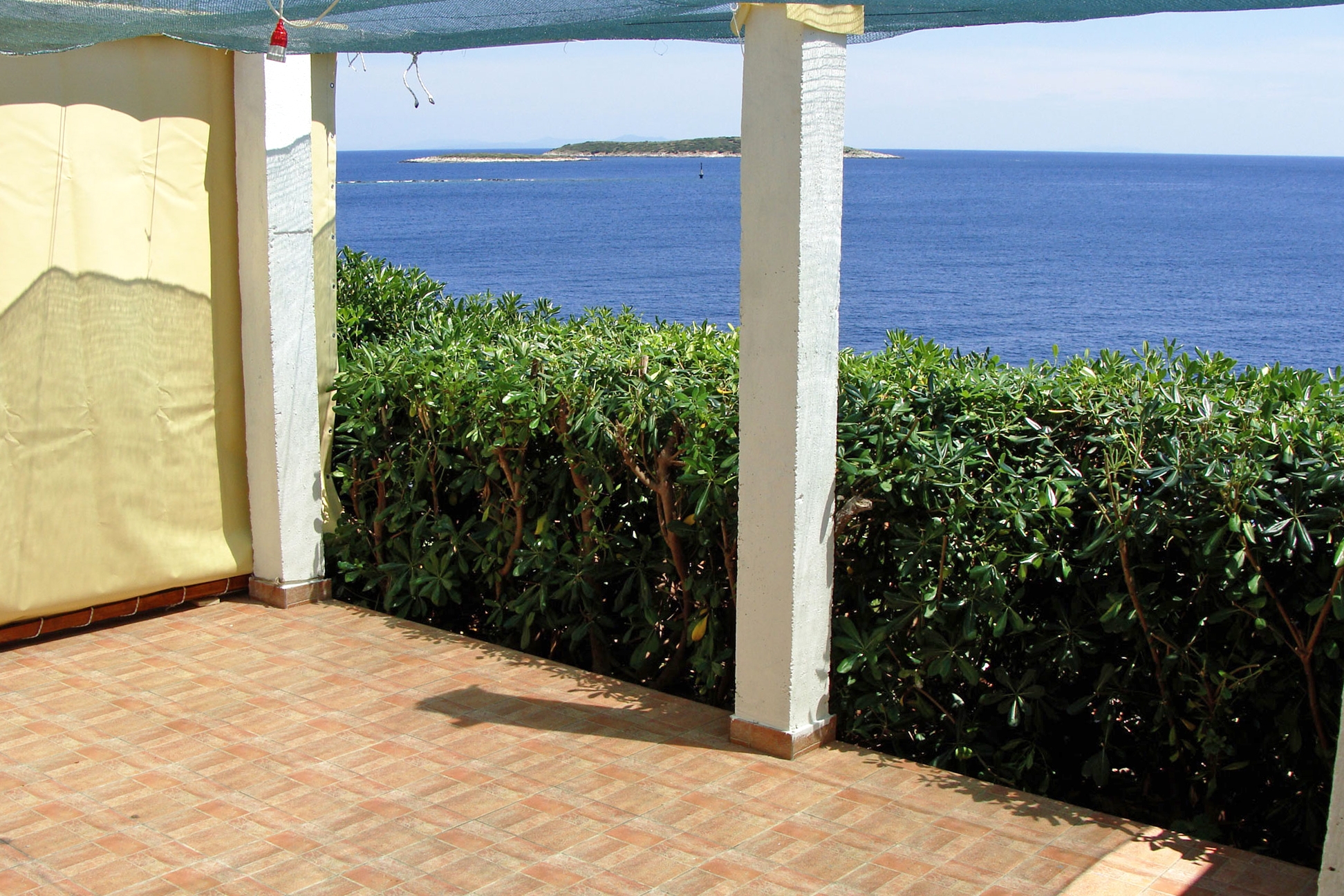 One bedroom apartment near beach Milna, Vis  A-b