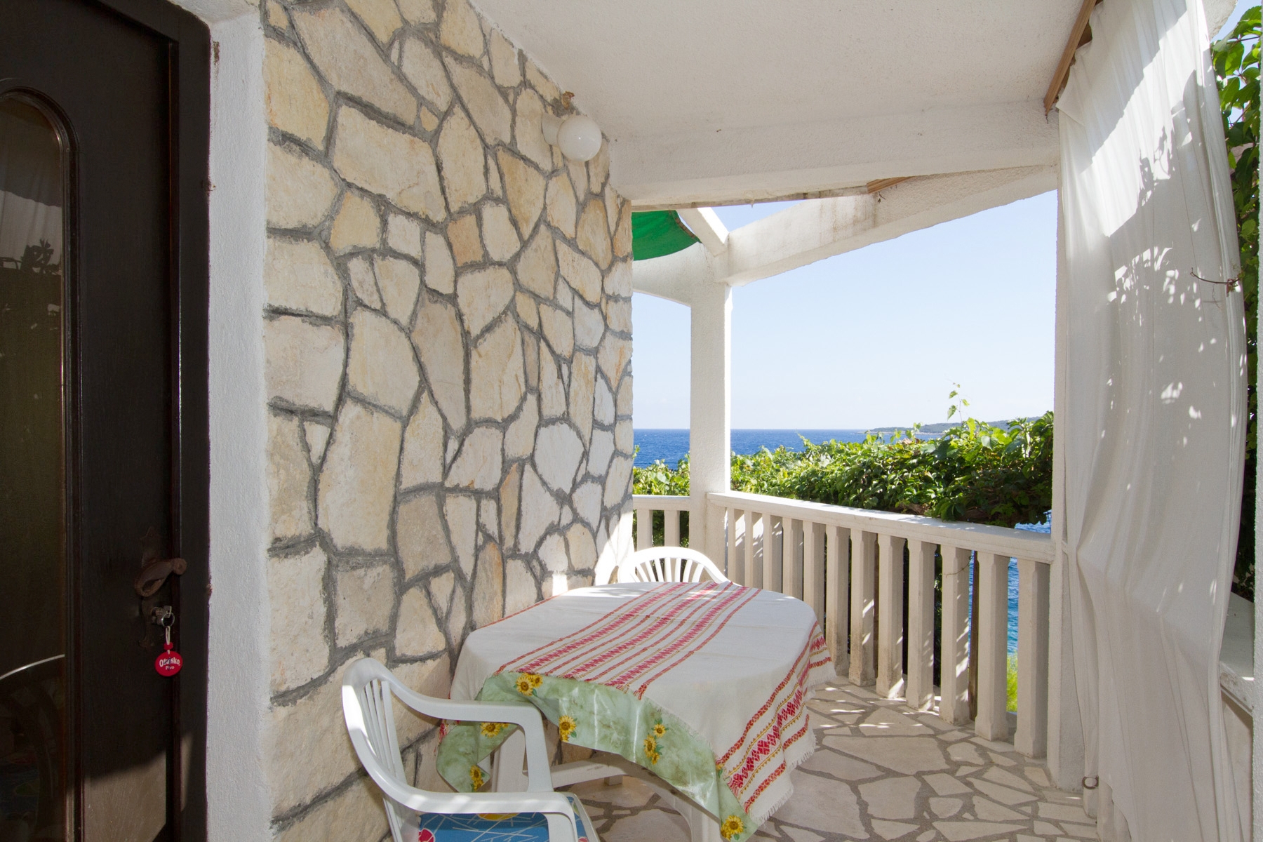 One bedroom apartment near beach Milna, Vis  A-b