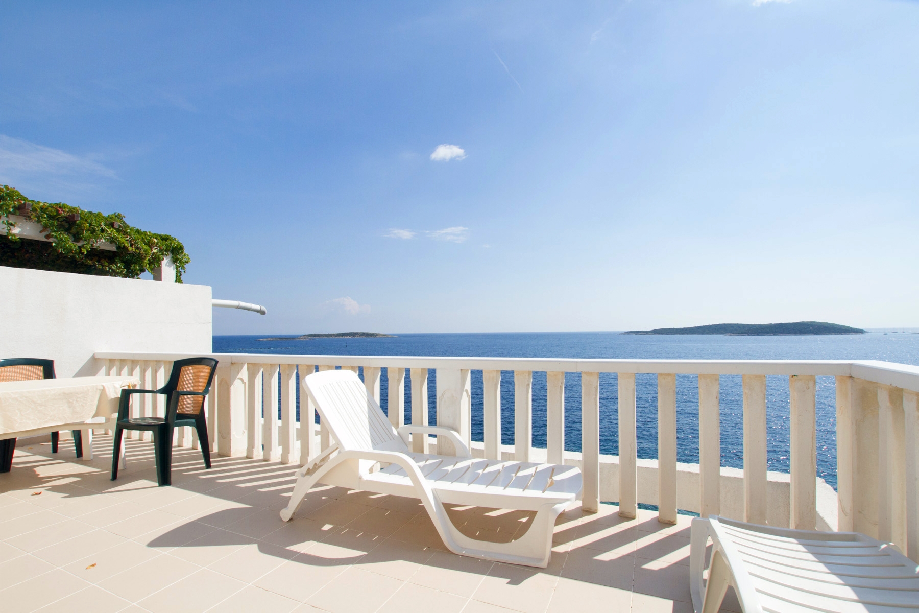 Two bedroom apartment near beach Milna, Vis  A-c