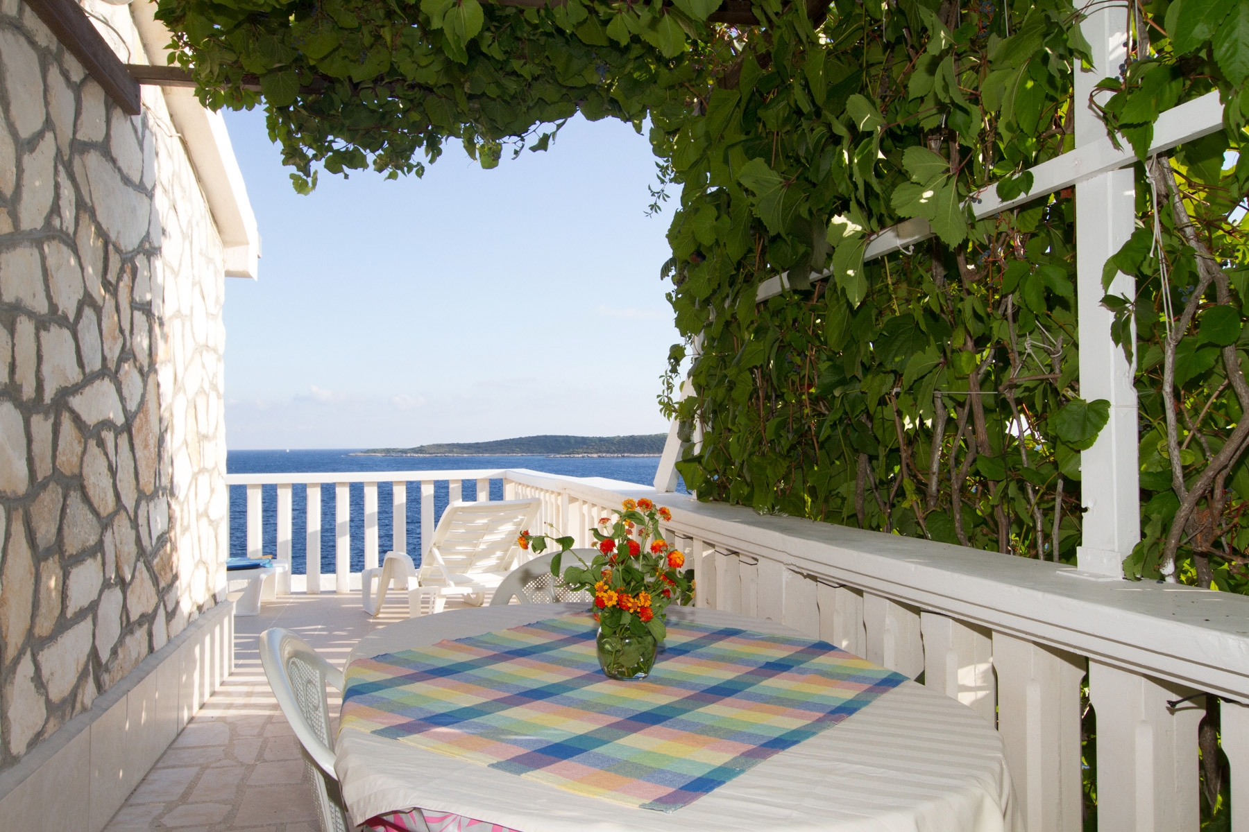 Two bedroom apartment near beach Milna, Vis  A-c