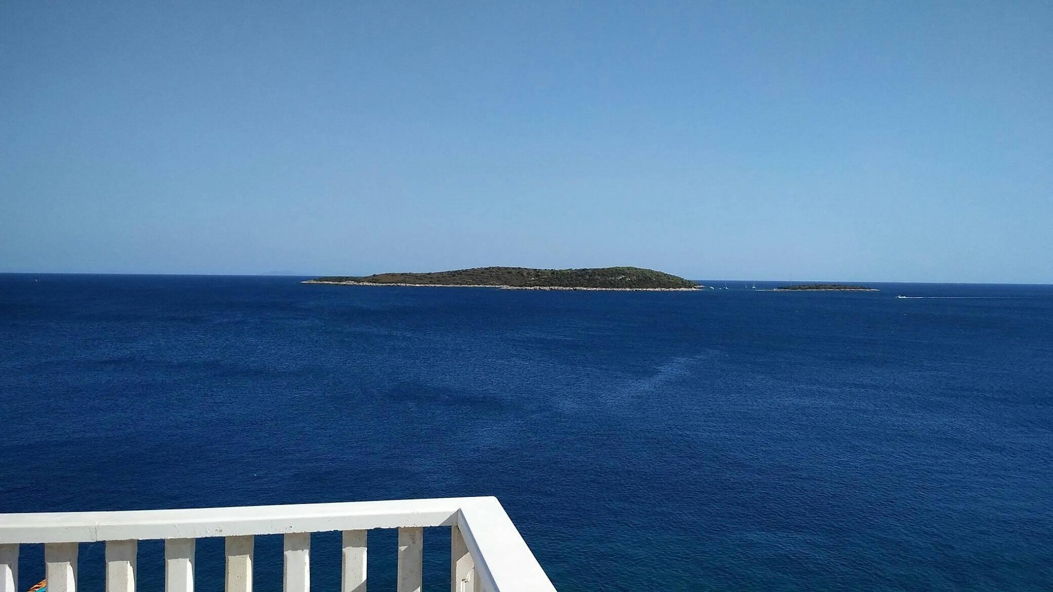Two bedroom apartment near beach Milna, Vis  A-c