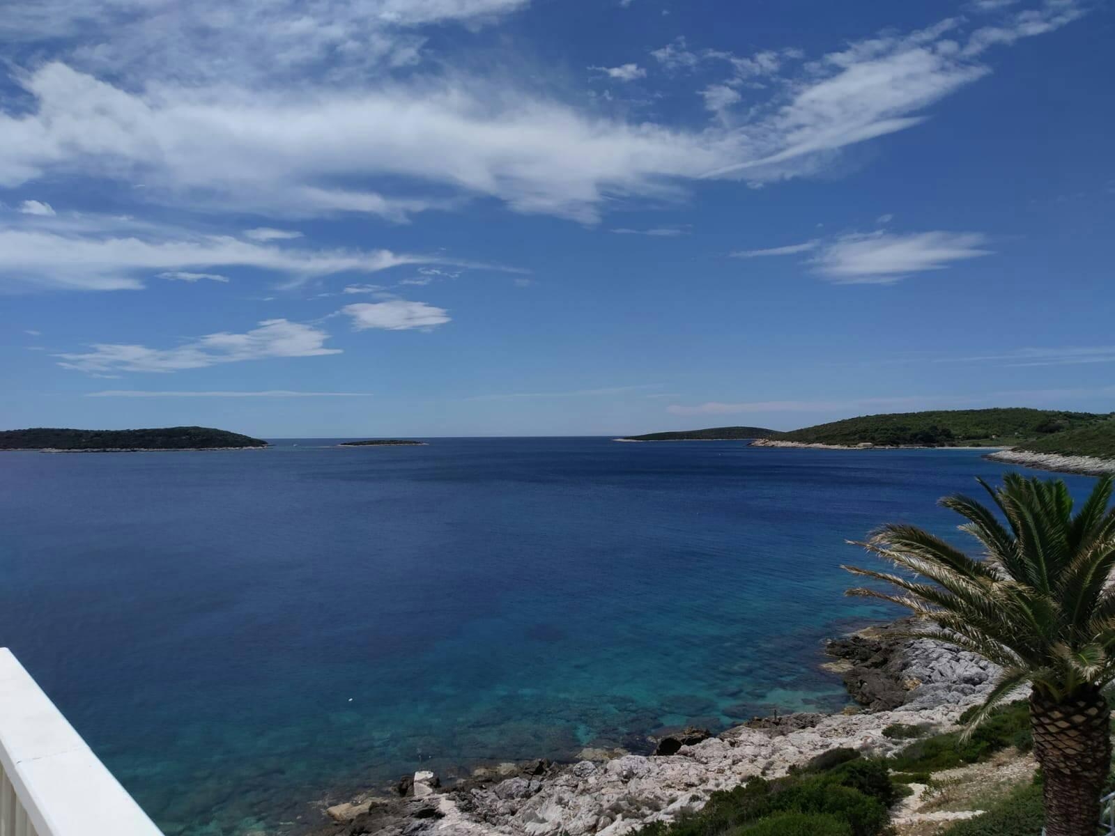 Two bedroom apartment near beach Milna, Vis  A-c