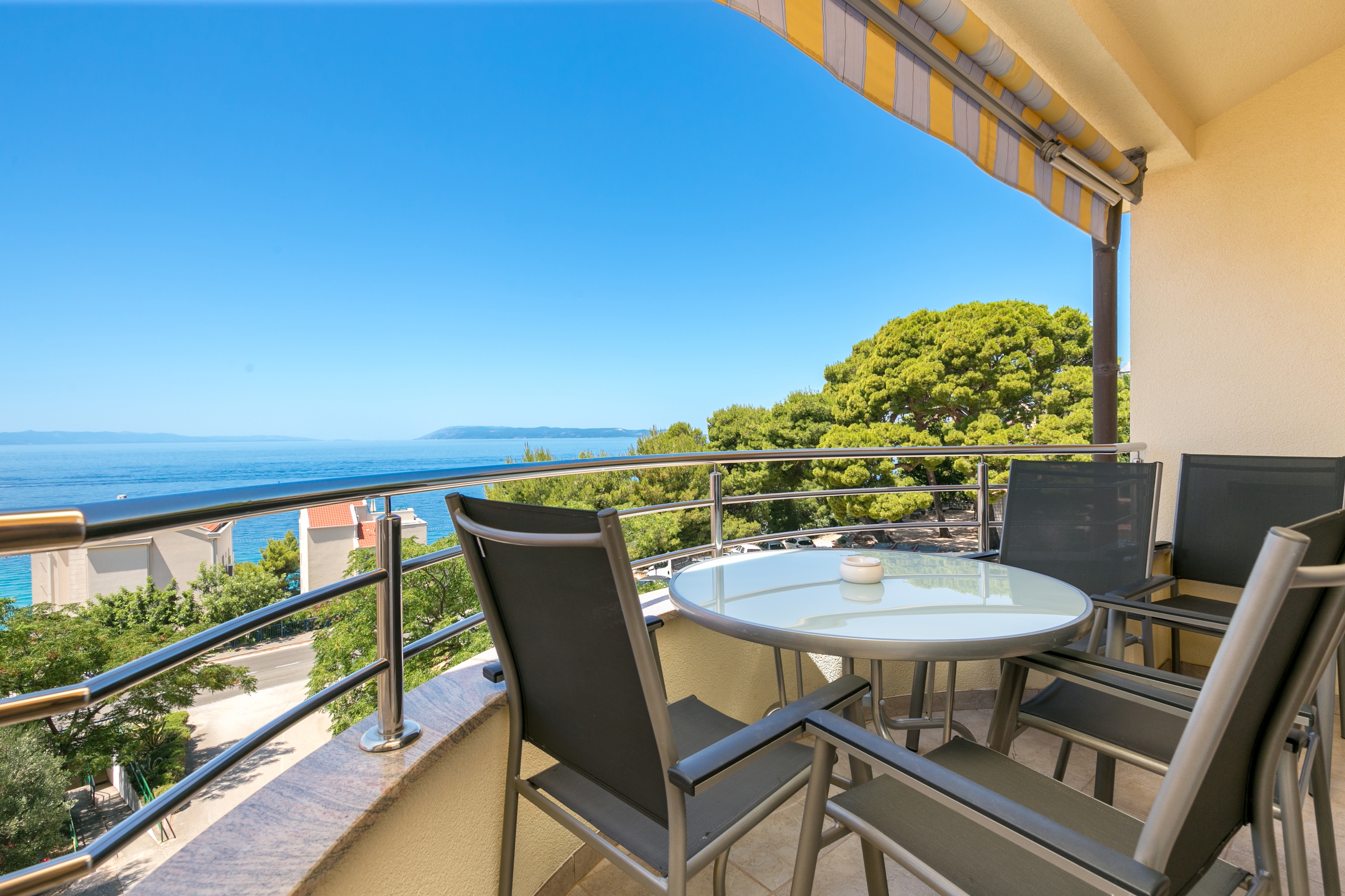 Jednosobni apartman s balkonom i pogledom na more Tučepi, Makarska  A-b