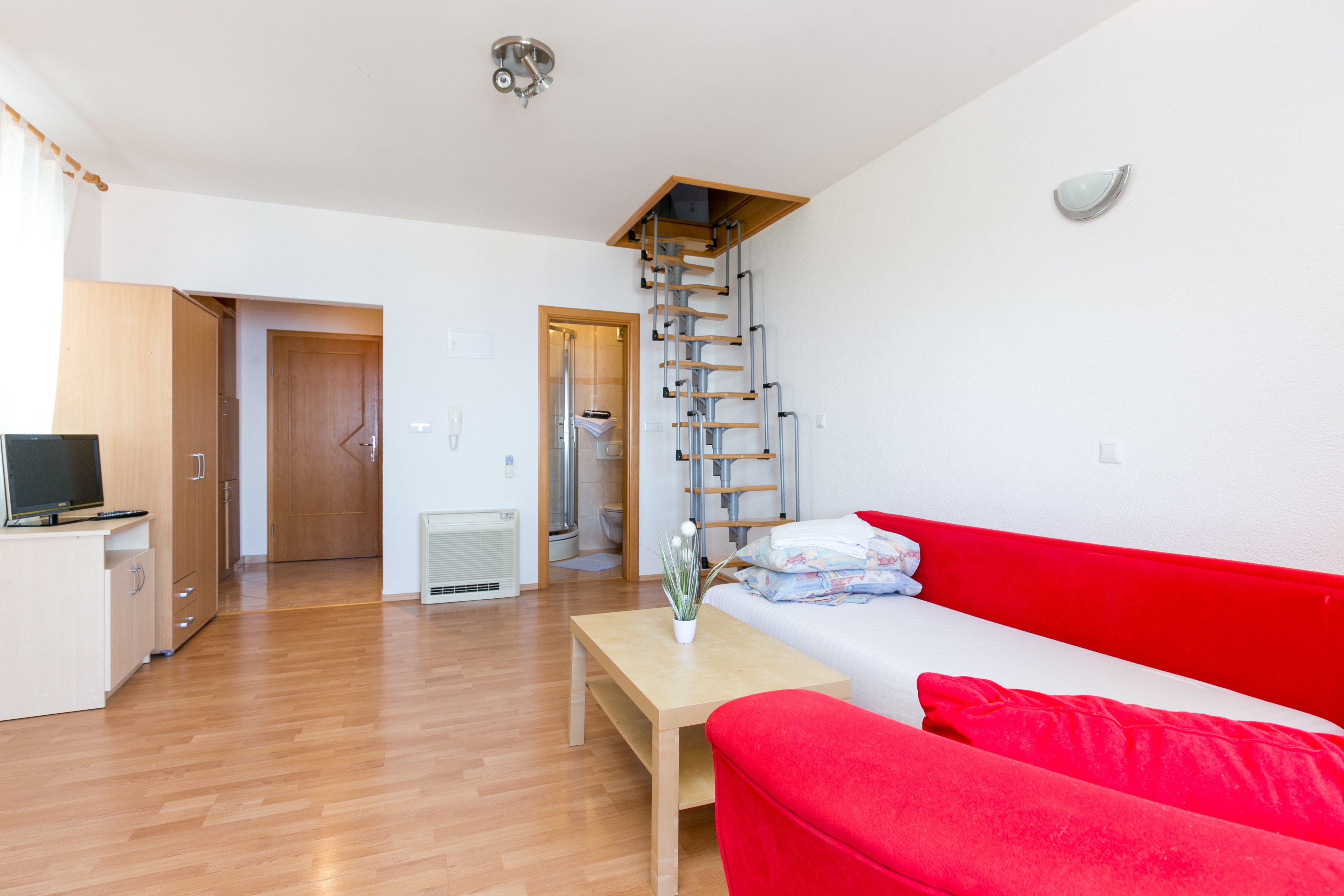 Jednosobni apartman s balkonom i pogledom na more Tučepi, Makarska  A-b