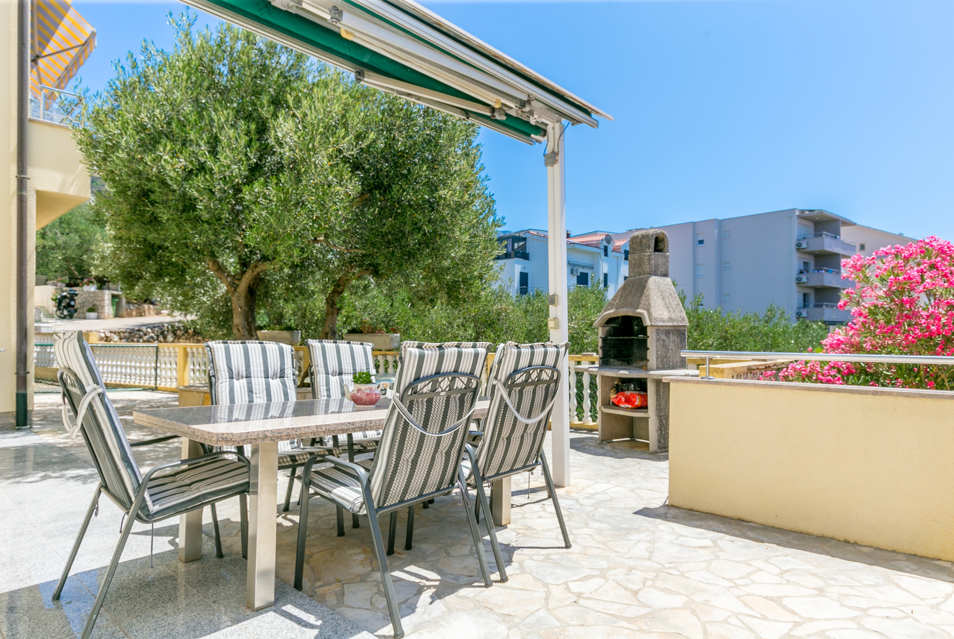 Jednosobni apartman s balkonom i pogledom na more Tučepi, Makarska  A-b