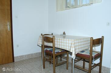 Dining room Vis, Dining room in the studio-apartment, dopusteni kucni ljubimci.