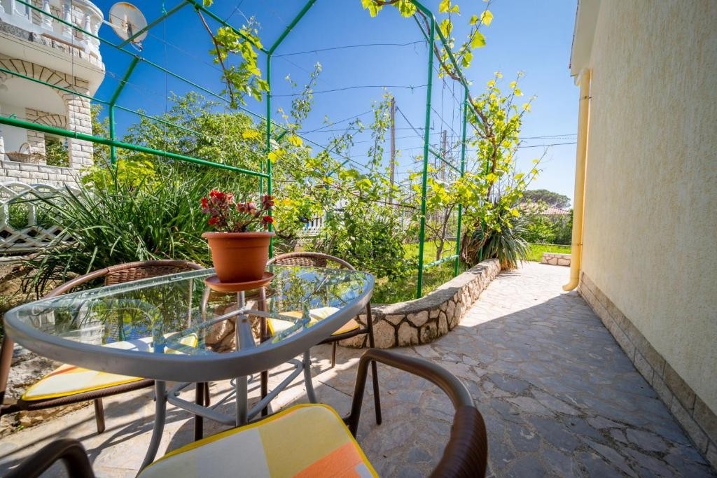 One bedroom apartment with terrace Banjol, Rab (A-24668-a)