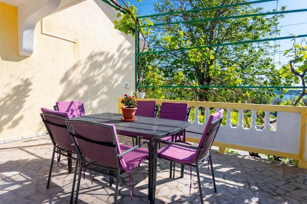 Two bedroom apartment with terrace Banjol, Rab (A-24668-b)