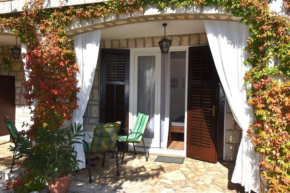 Studio flat with terrace Banjol, Rab (AS-24672-a)