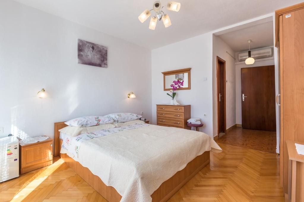 Room with balcony Tučepi (Makarska) (S-24679-b) Room with balcony Tučepi (Makarska) (S-24679-b)