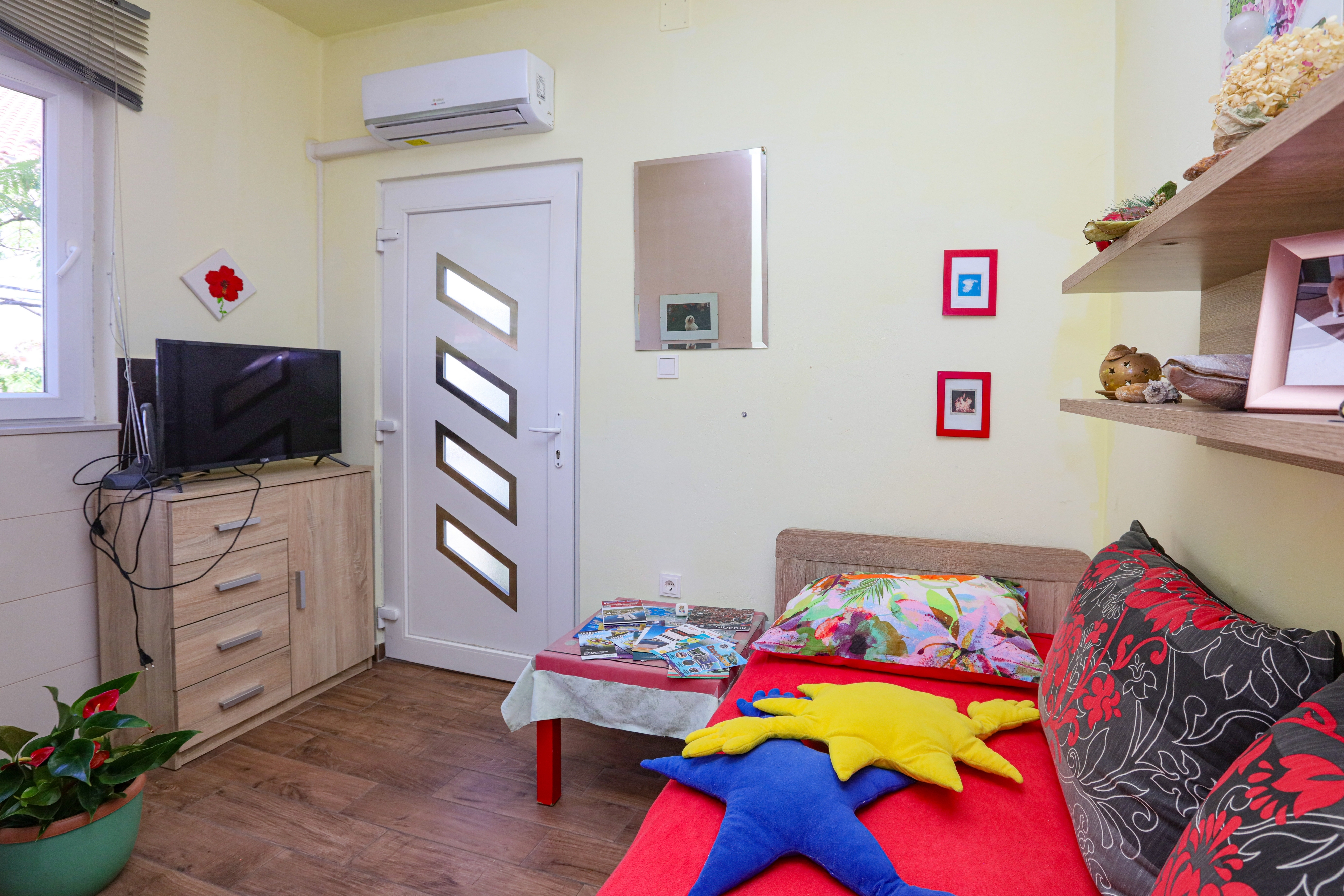 One bedroom apartment with balcony and sea view Šibenik (A-24719-a) One bedroom apartment with balcony and sea view Šibenik (A-24719-a)