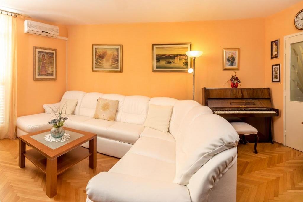 Jednosobni apartman s balkonom i pogledom na more Split  A-a