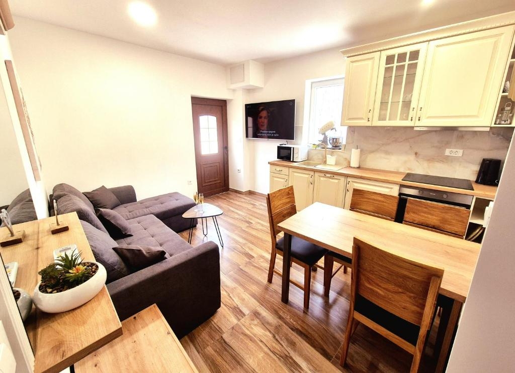 Four-bedroom house with balcony Maovice, Zagora (K-24726) Four-bedroom house with balcony Maovice, Zagora (K-24726)