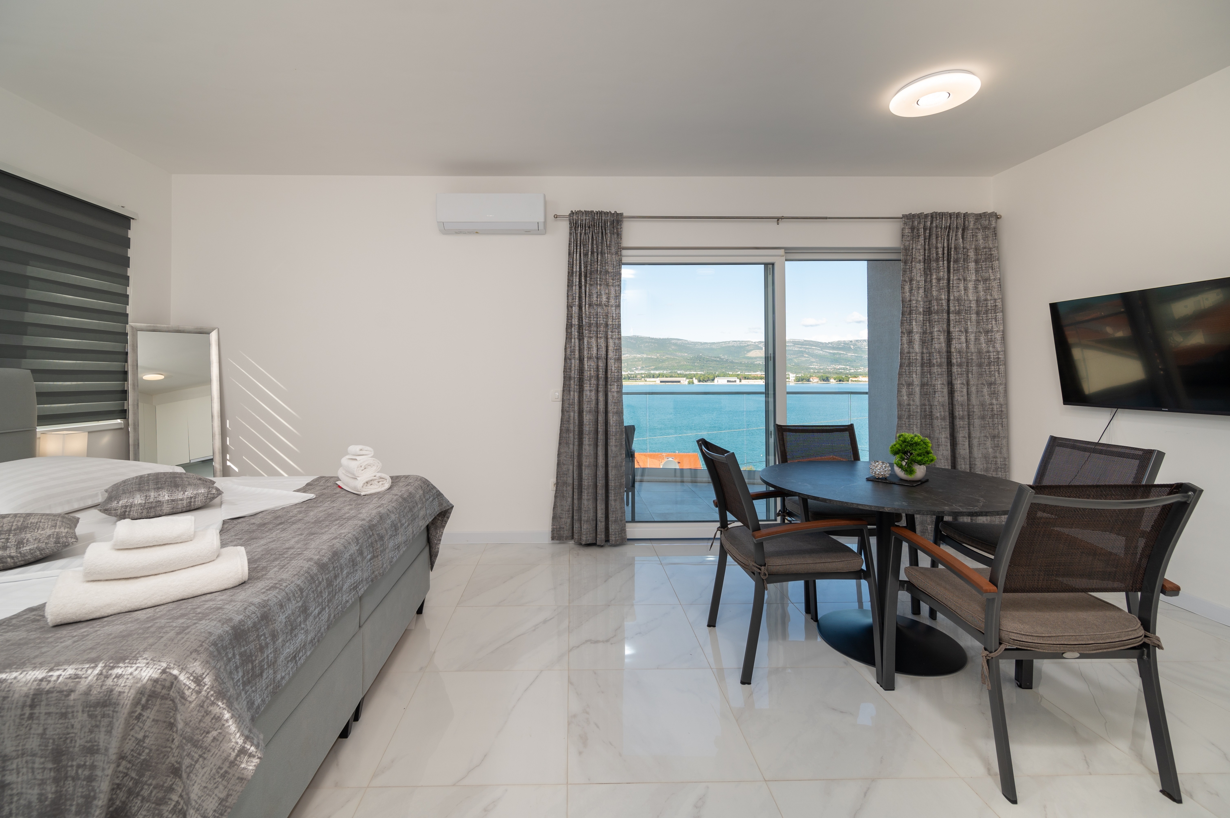 One bedroom apartment with balcony and sea view Mastrinka, Čiovo (A-24727-d) One bedroom apartment with balcony and sea view Mastrinka, Čiovo (A-24727-d)