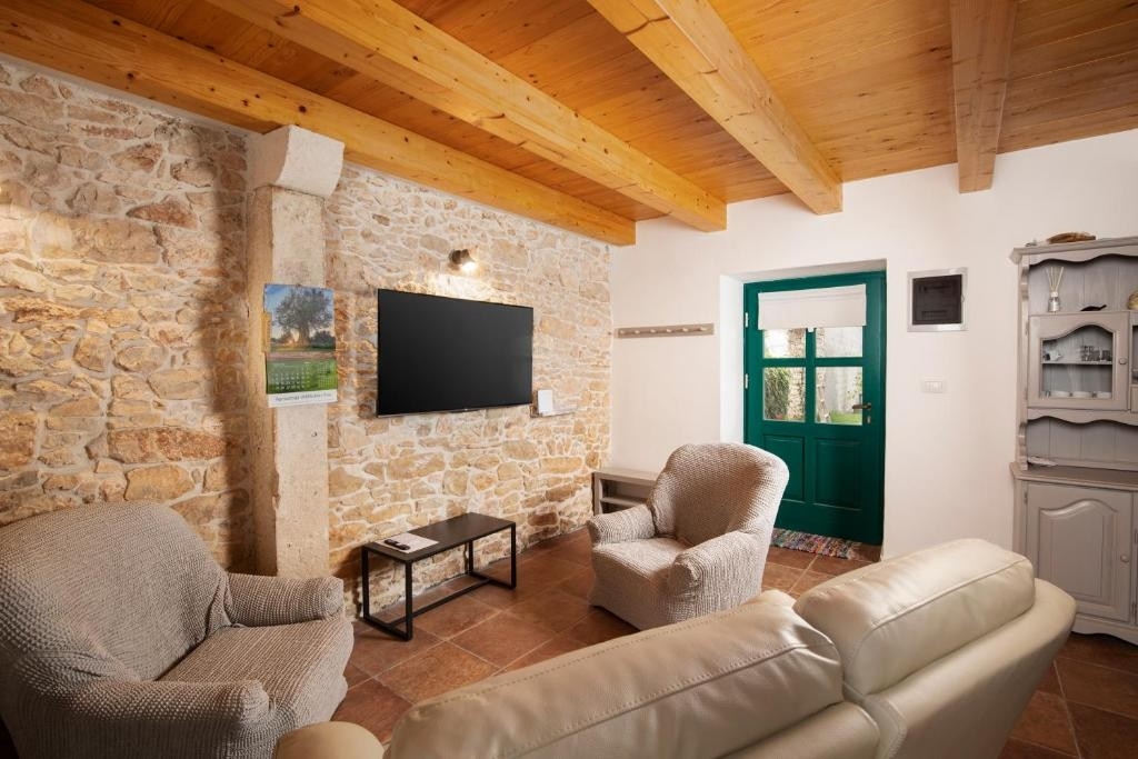 Three bedroom house with terrace Valtura, Pula (K-24732)