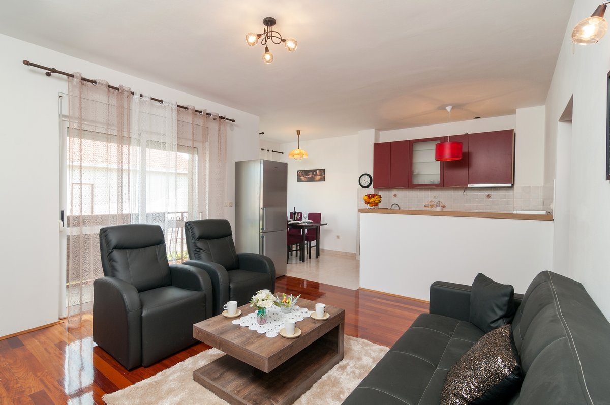 Two bedroom apartment with balcony Kaštel Novi, Kaštela (A-24745-a)