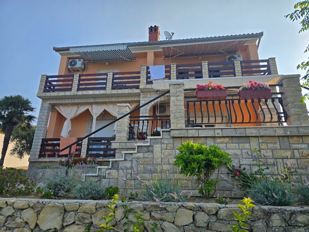 One bedroom apartment with balcony and sea view Palit, Rab (A-24756-a) One bedroom apartment with balcony and sea view Palit, Rab (A-24756-a)